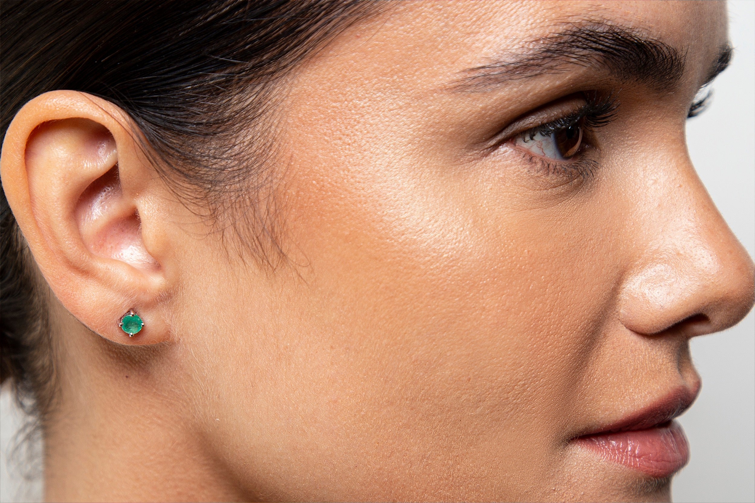 Aretes Studs Solitario Esmeralda Oro Blanco 14K 0.7 ct.