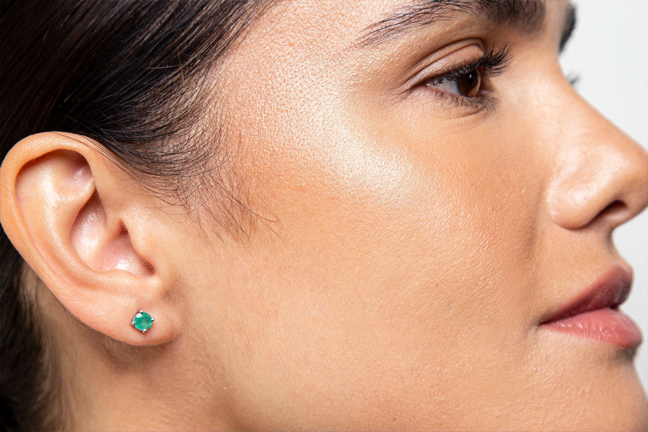 Aretes Studs Solitario Esmeralda Oro Blanco 14K 0.7 ct.