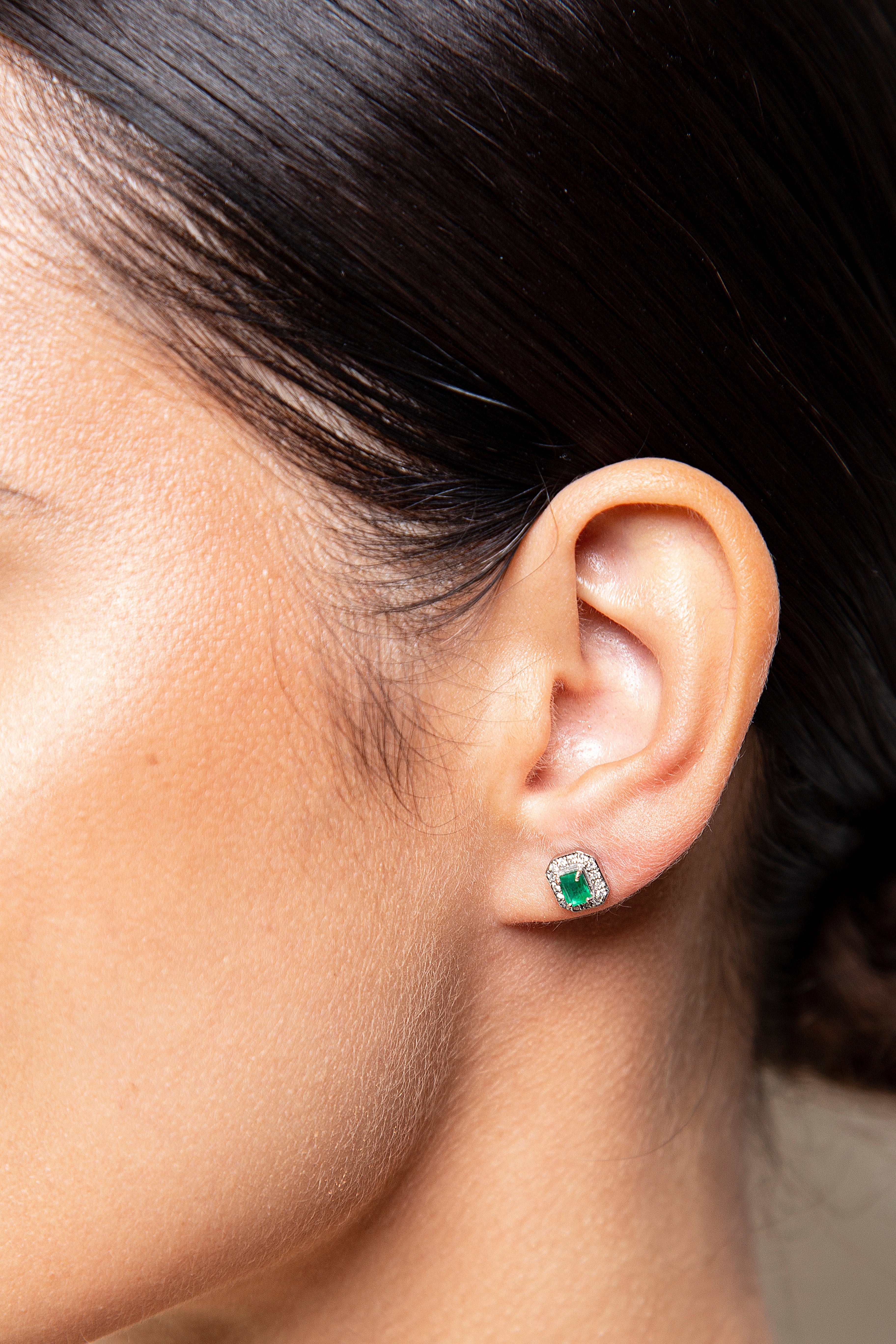 Aretes Studs Halo Diamante Esmeralda Oro Blanco 14K 0.81 ct.