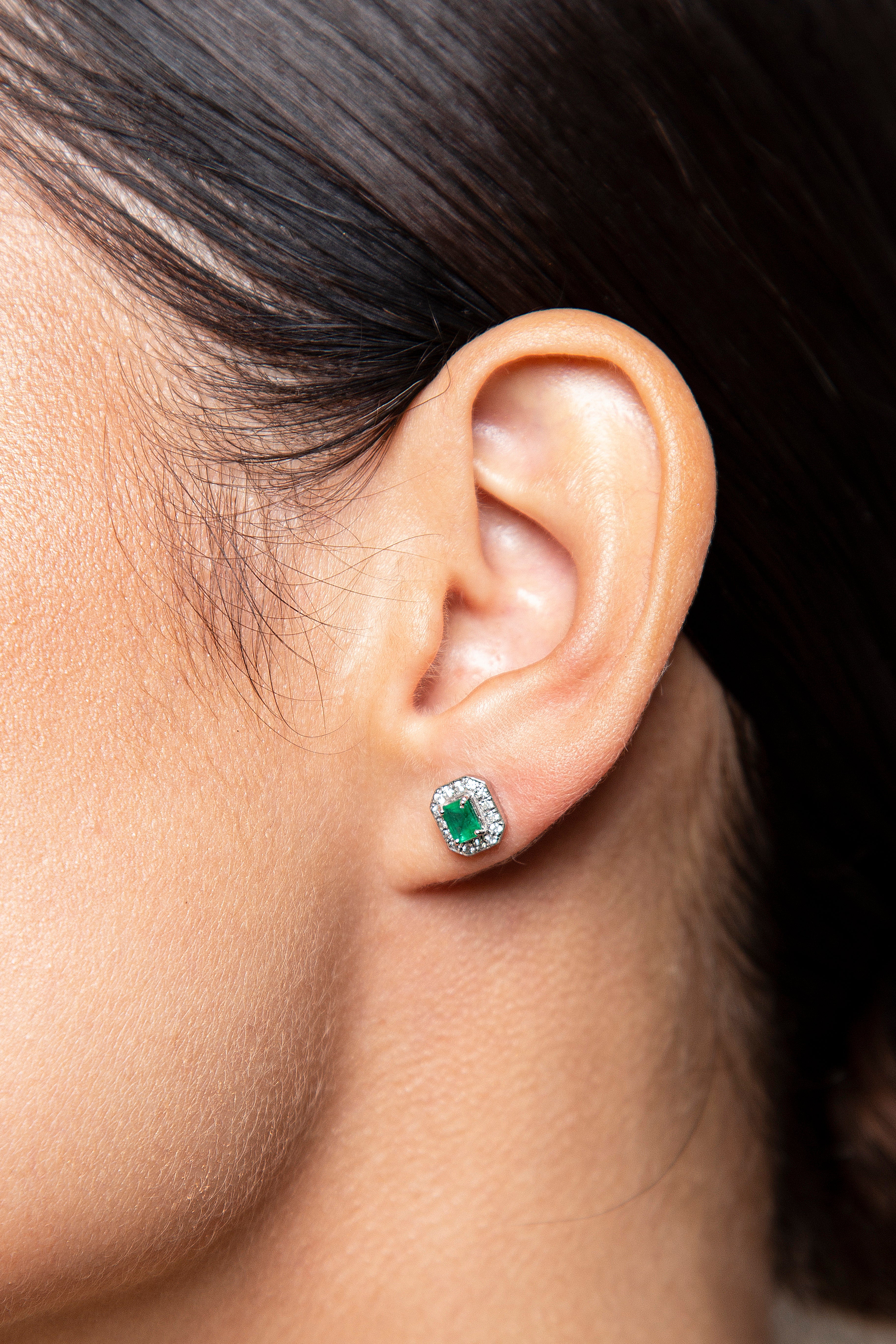 Aretes Studs Halo Diamante Esmeralda Oro Blanco 14K 0.81 ct.