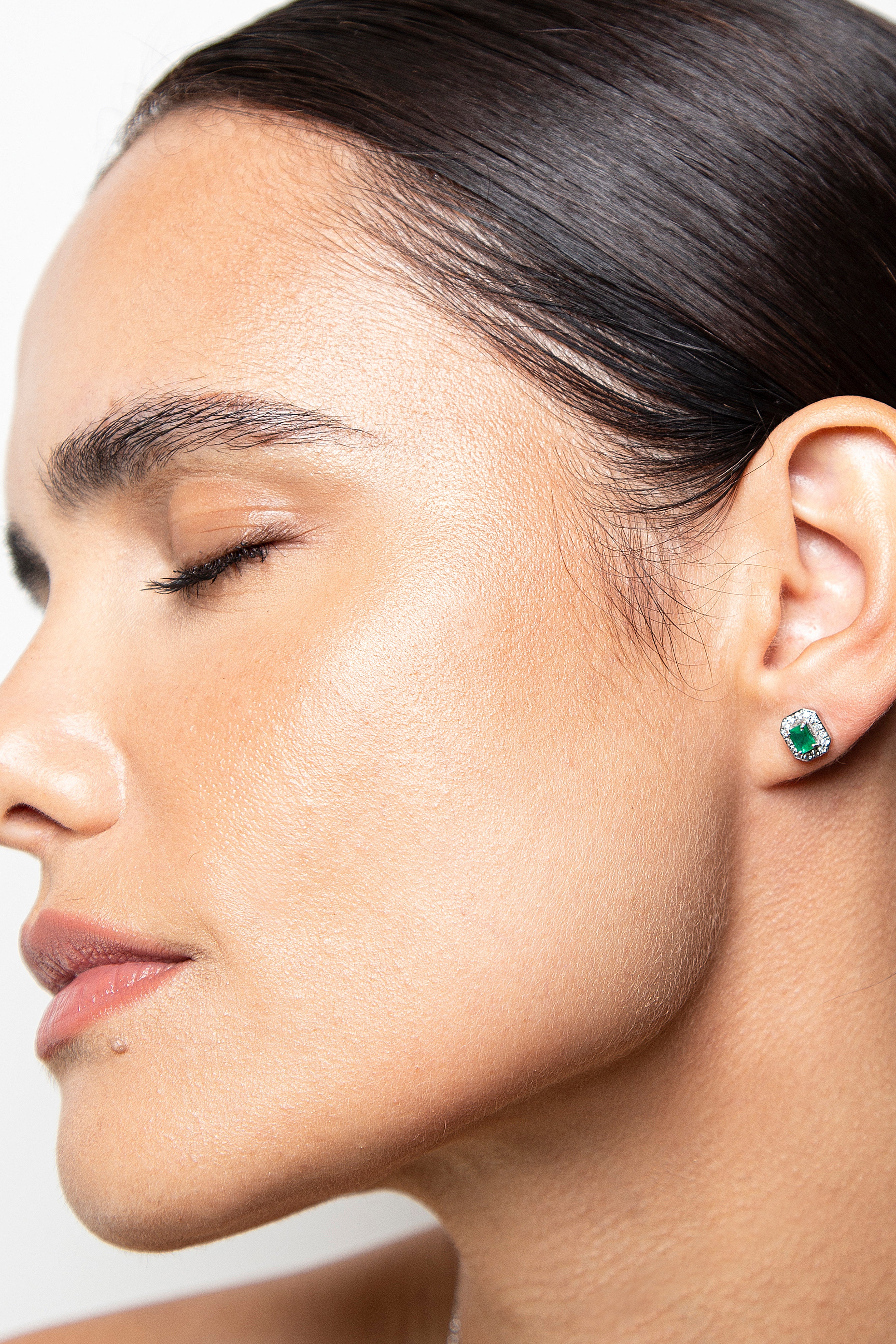 Aretes Studs Halo Diamante Esmeralda Oro Blanco 14K 0.81 ct.