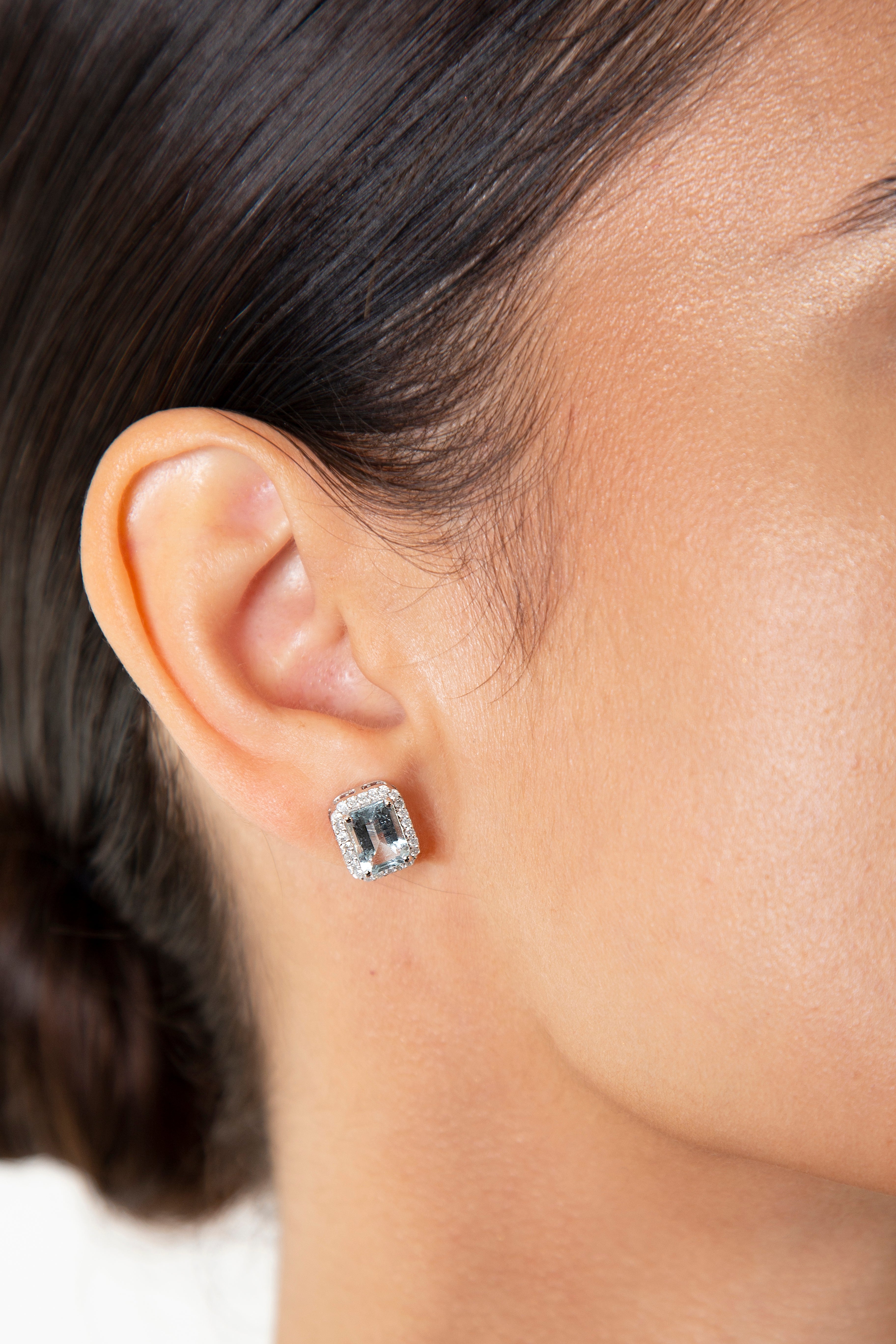 Aretes Studs Halo Diamante Aguamarina Oro Blanco 14K 1.73 ct.