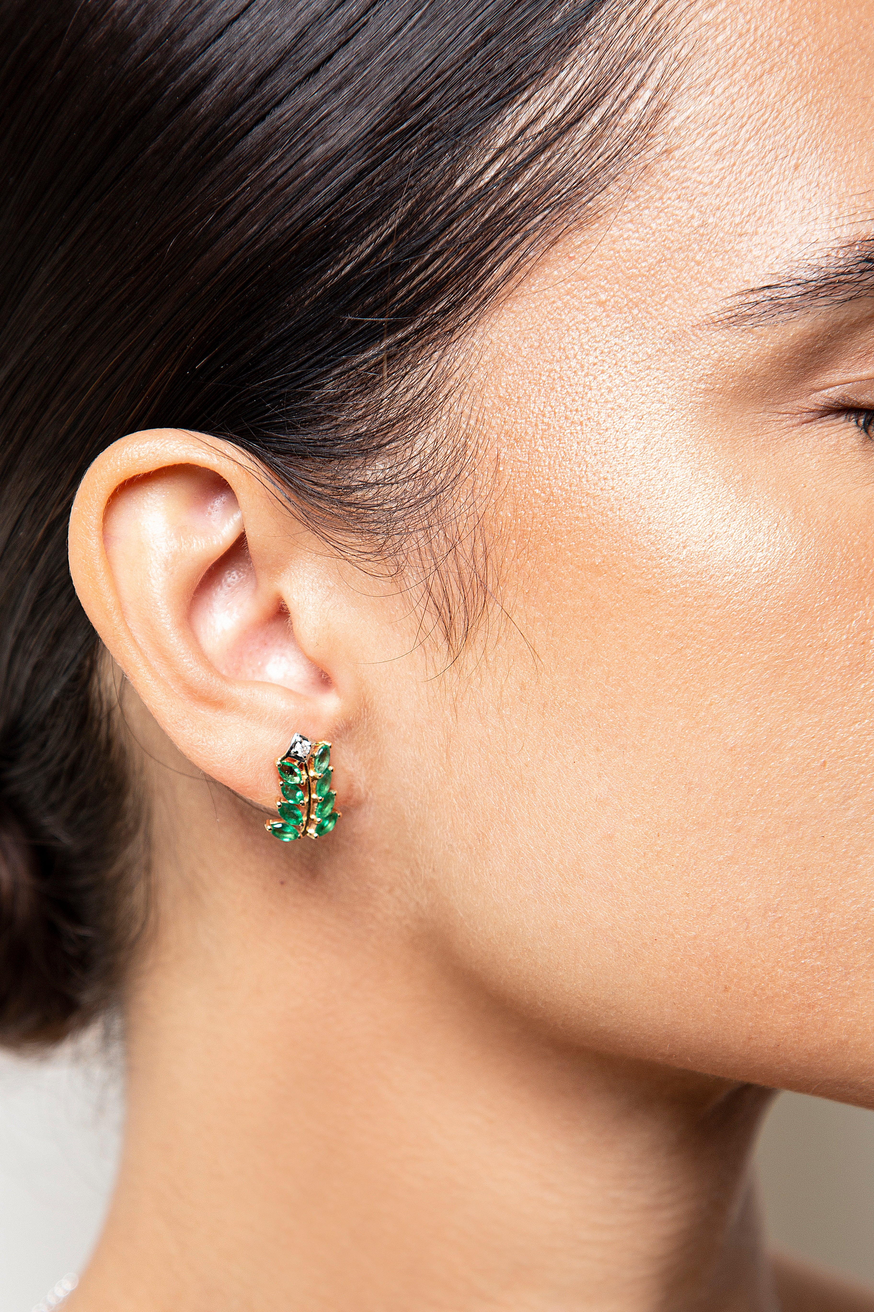 Aretes Flor Diamante Esmeralda Oro Amarillo 14K 1.65 ct.