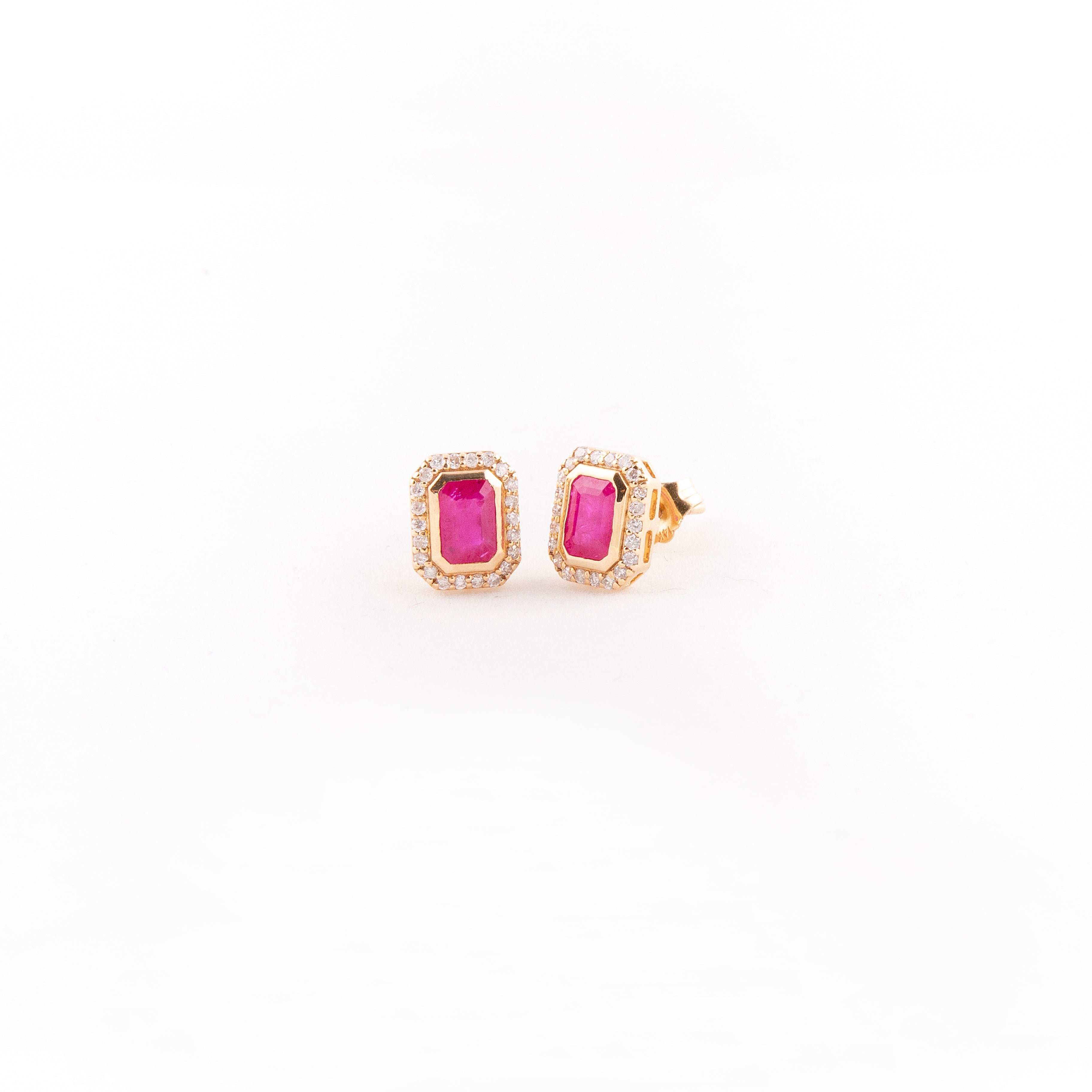 Aretes Studs Bezel Diamante Rubí Oro Amarillo 14K 1.77 ct.