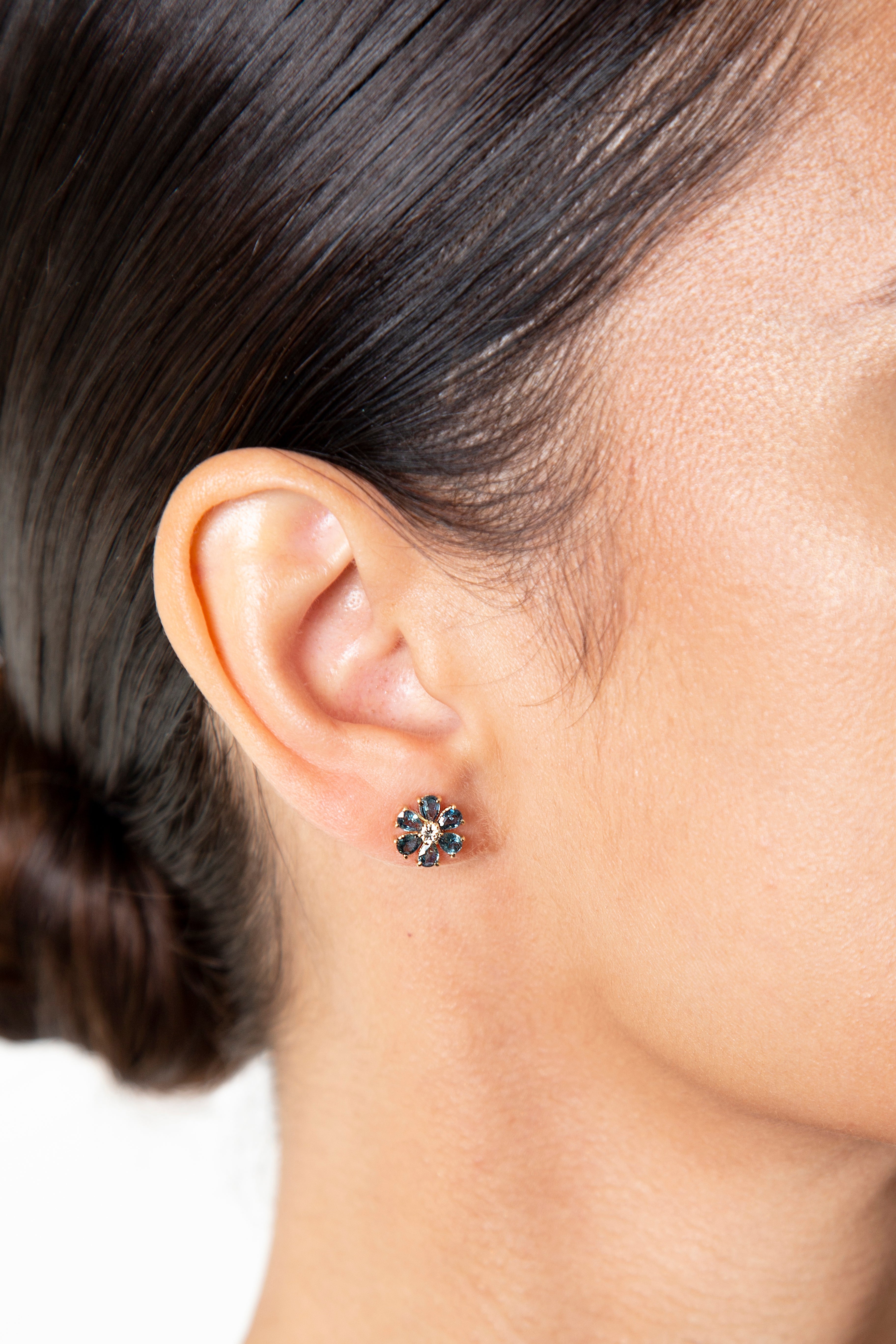 Aretes Studs Flor Diamante Zafiro Oro Amarillo 14K 0.4 ct.