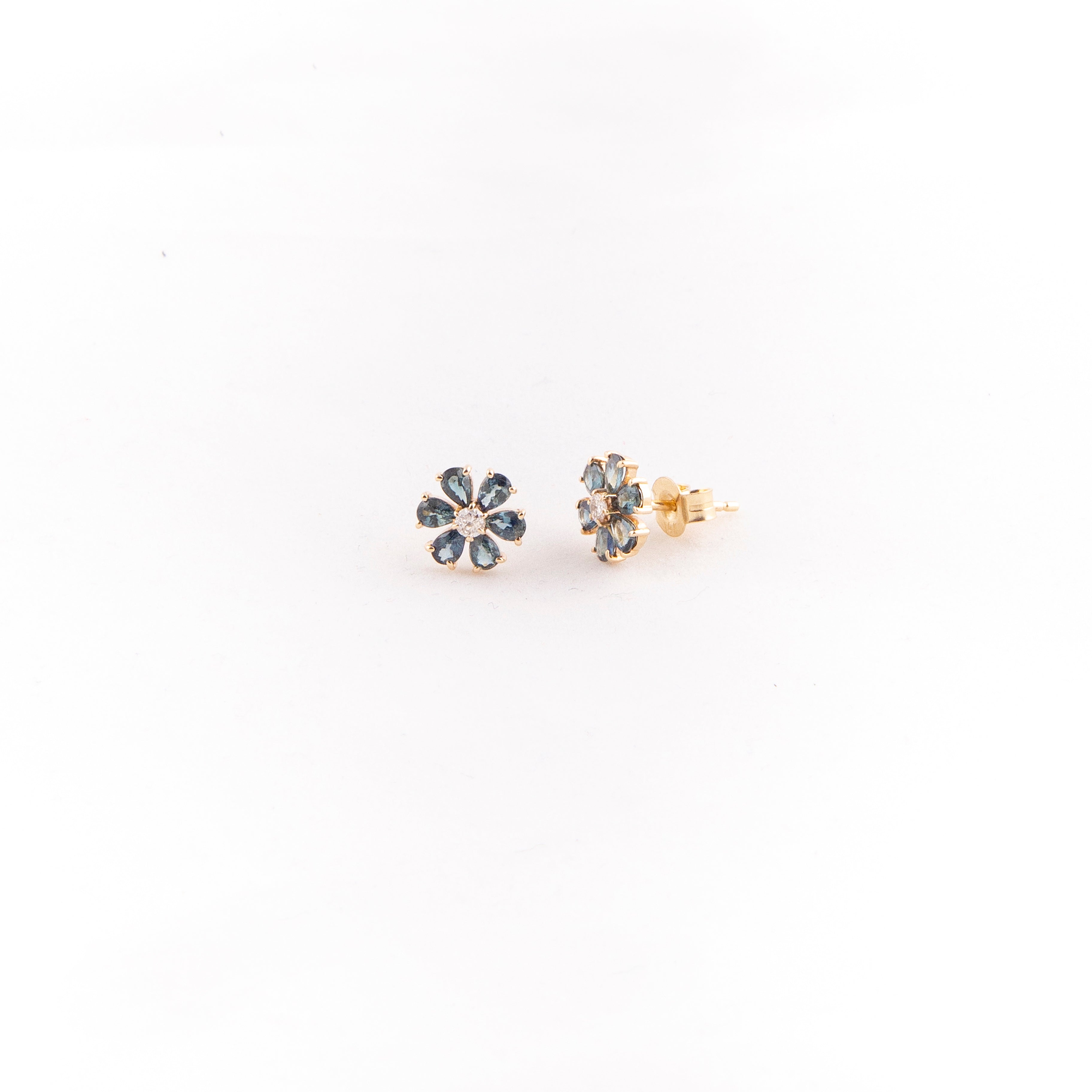 Aretes Studs Flor Diamante Zafiro Oro Amarillo 14K 0.4 ct.