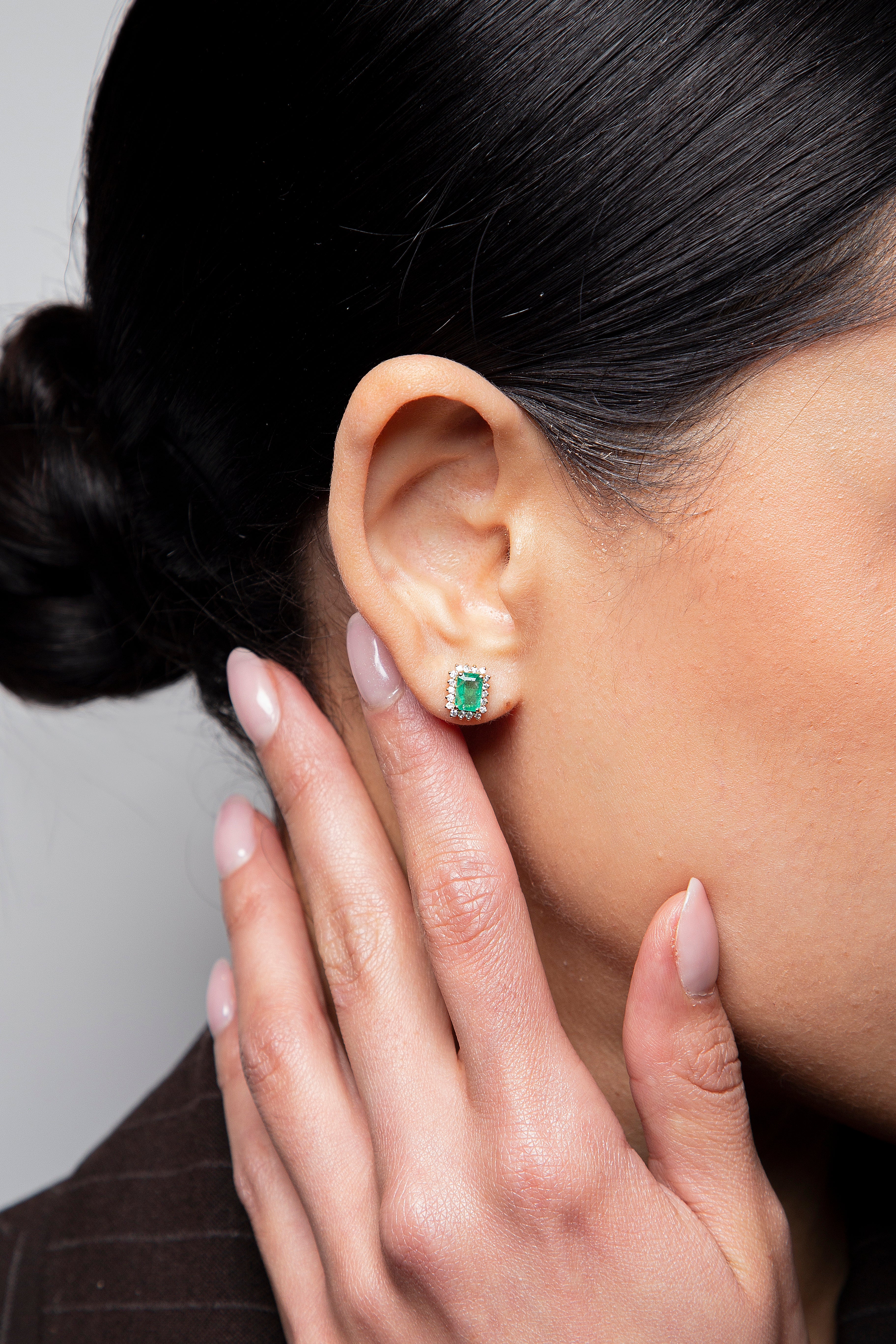 Aretes Studs Halo Diamante Esmeralda Oro Amarillo 14K 1.47 ct.
