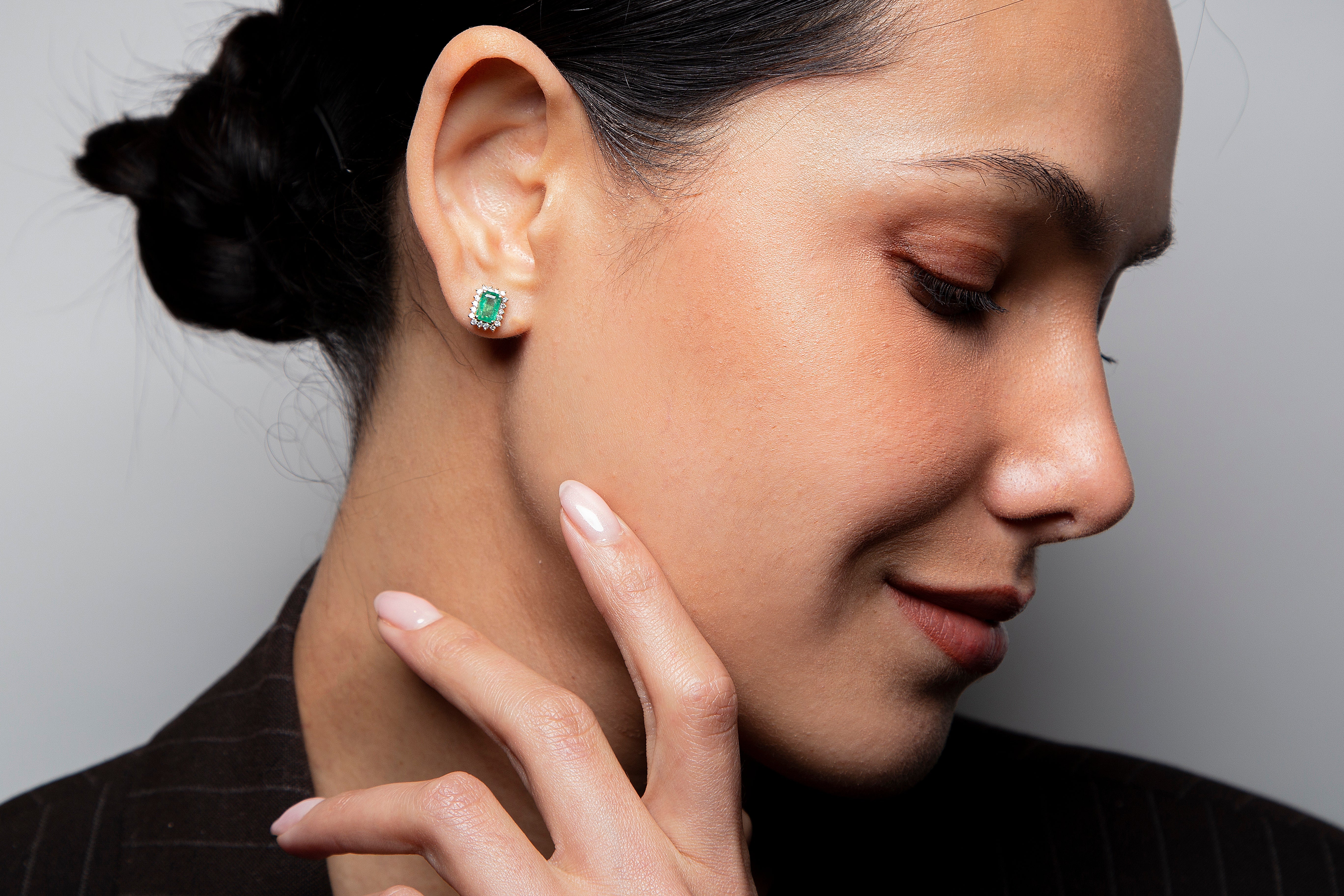 Aretes Studs Halo Diamante Esmeralda Oro Amarillo 14K 1.47 ct.