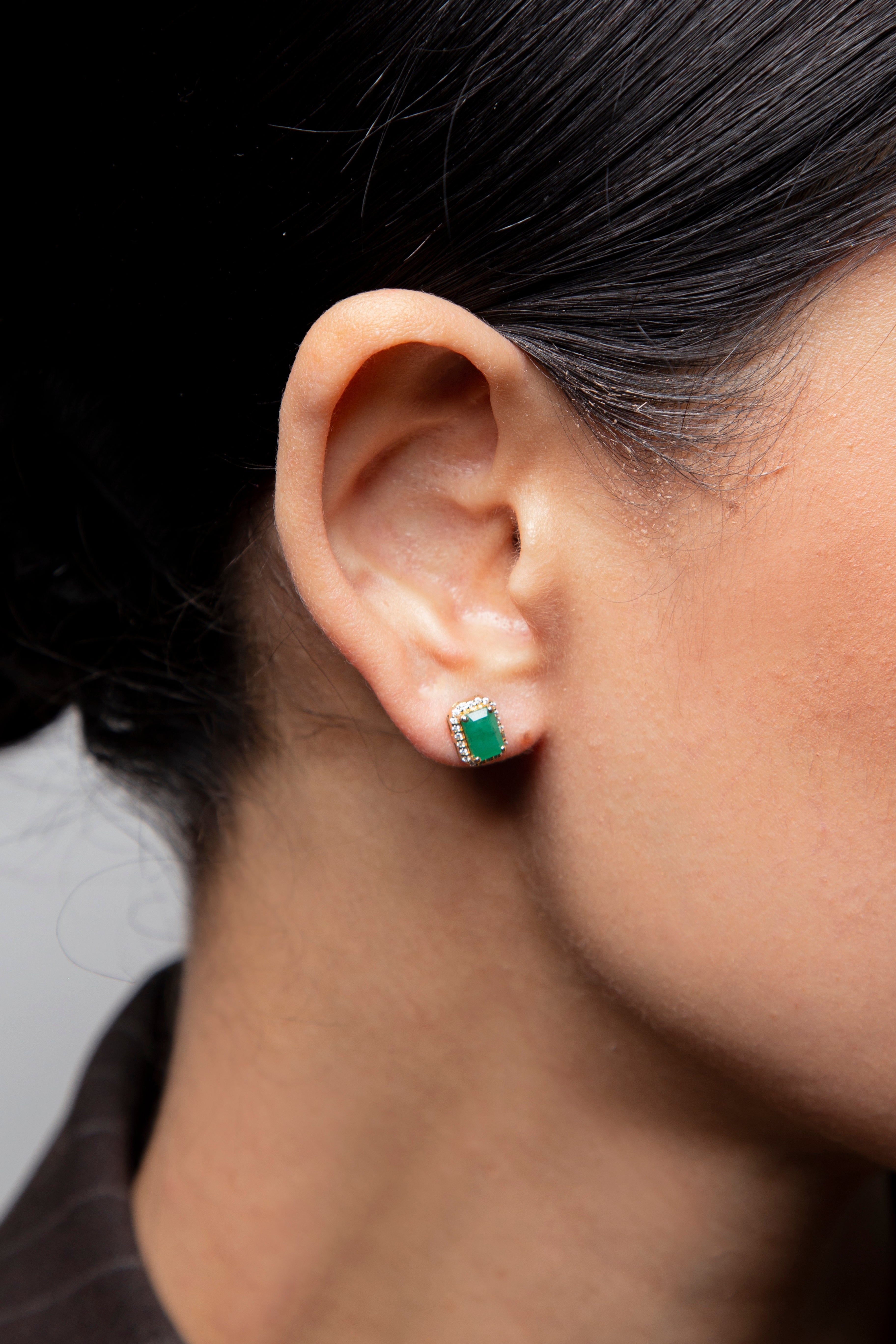 Aretes Studs Halo Diamante Esmeralda Oro Amarillo 14K  ct.