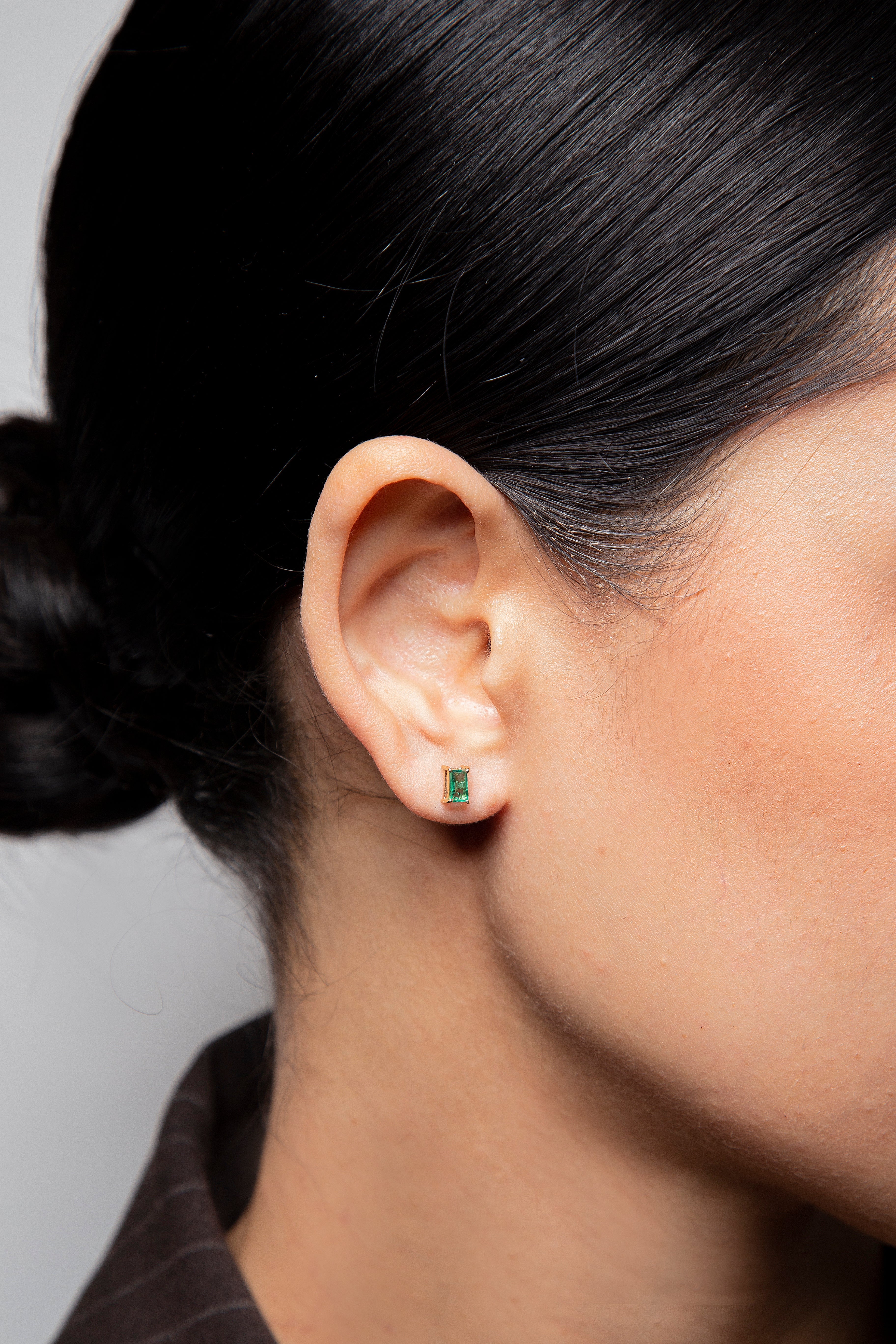 Aretes Studs Solitario Esmeralda Oro Amarillo 14K 0.6 ct.
