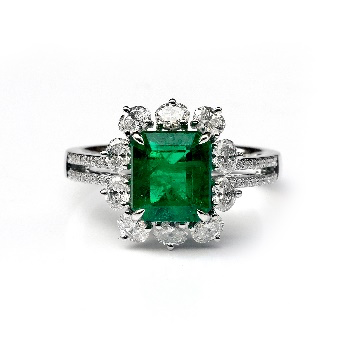 Anillo De Oro Blanco De 18 Quilates Con Esmeraldas Y Diamantes 3.54 Ct.
