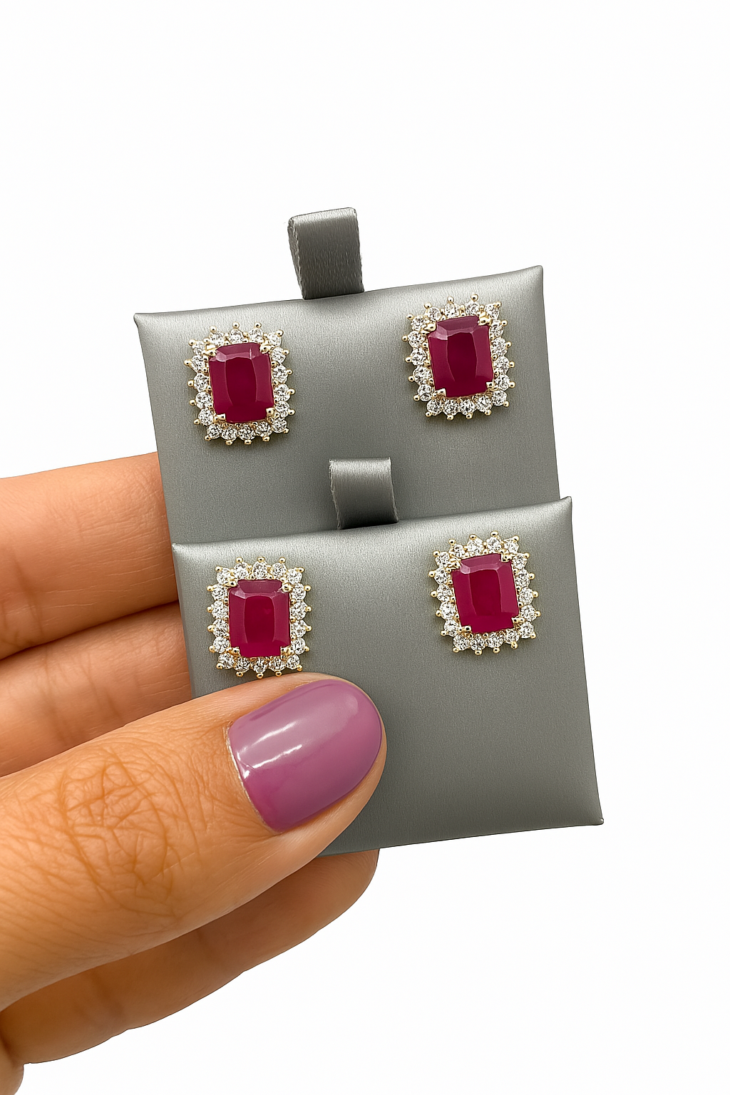 Aretes oro 14k

Diamante 0.25 ct 

Rubi 1.8 ct