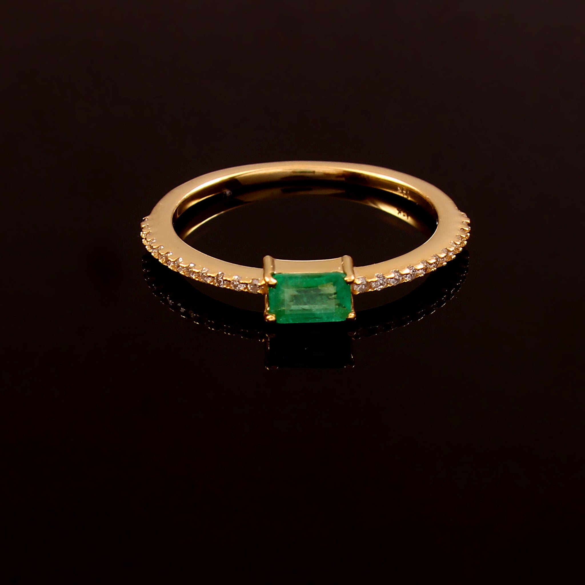 Anillo En Oro Amarillo De 14K Con Diamante Y Esmeralda 0.44 Ct