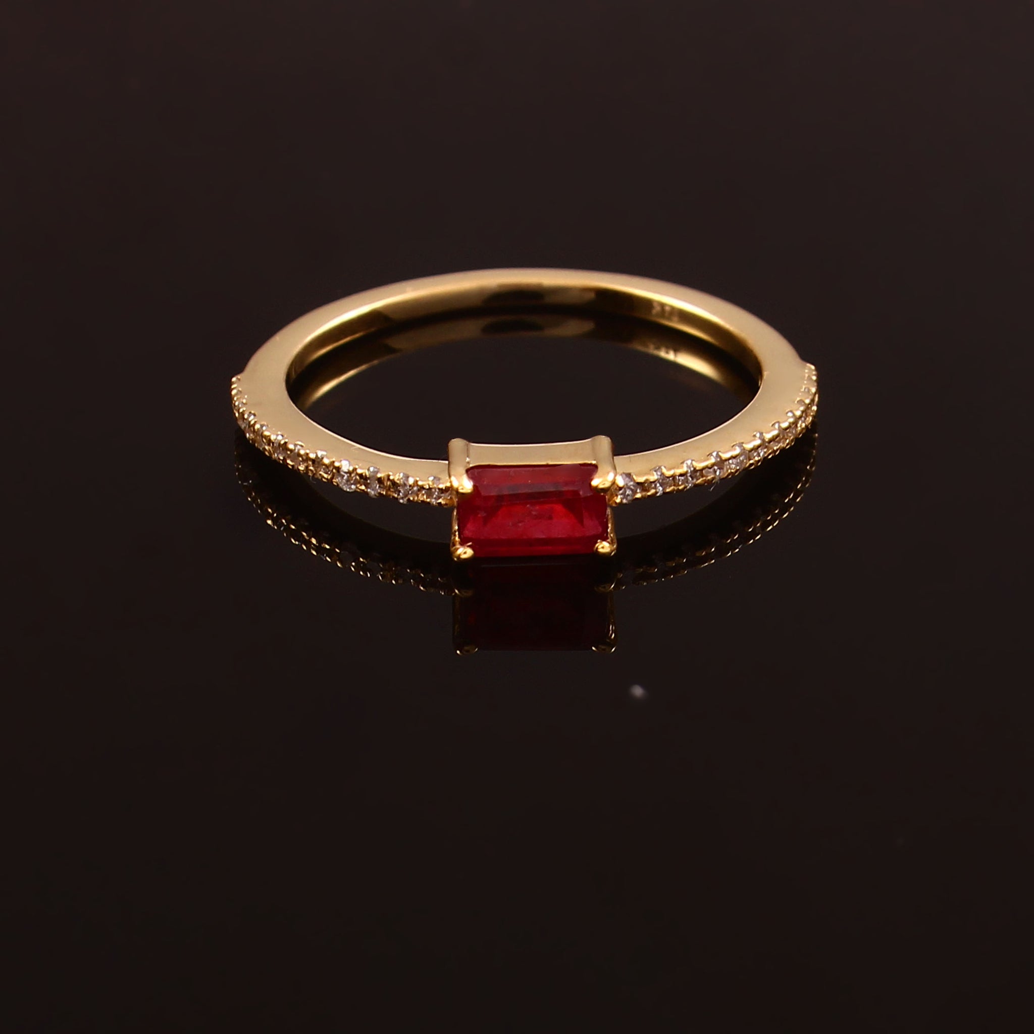 Anillo En Oro Amarillo De 14K Con Diamante Y Rubí 0.74 Ct