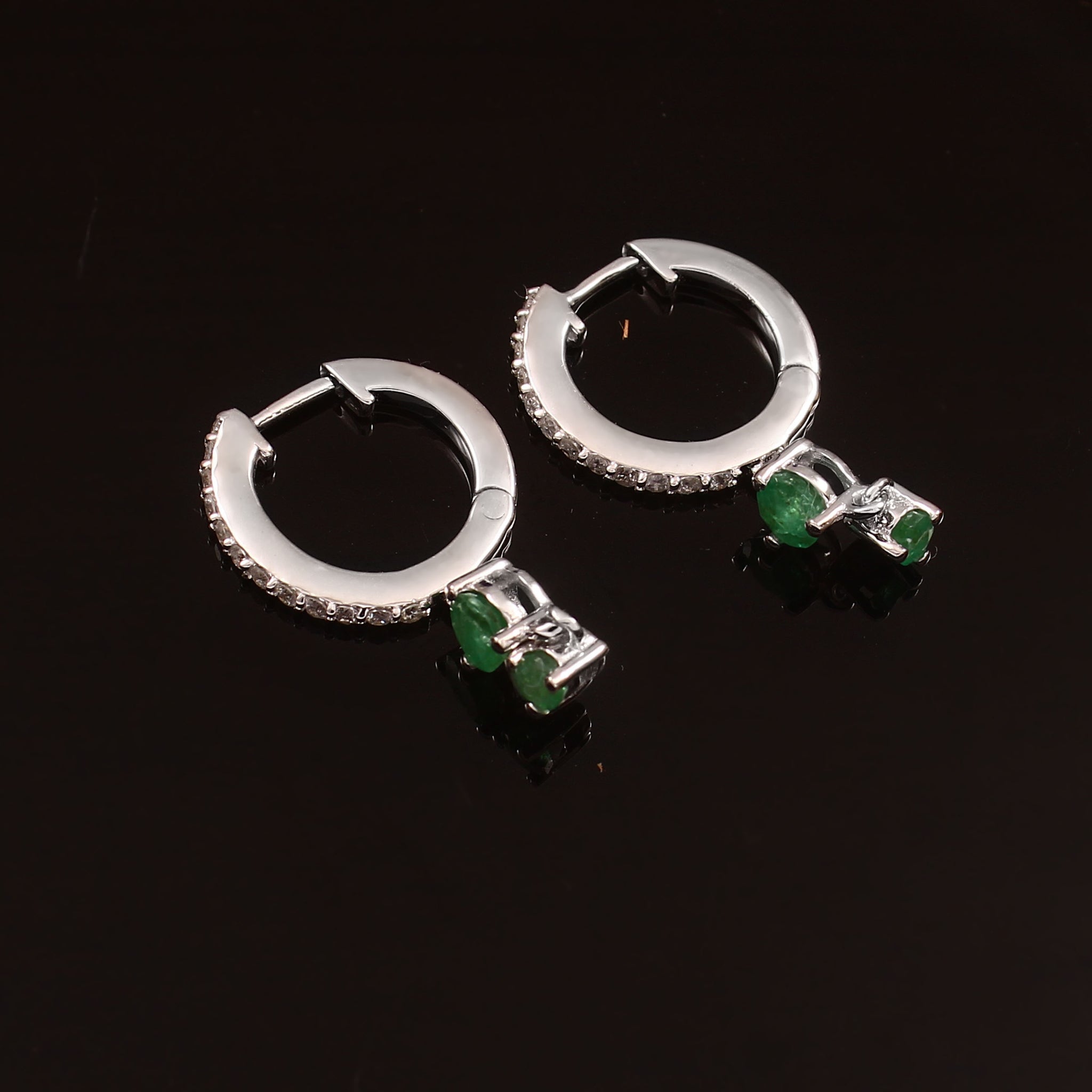 Aretes En Oro Blanco De 14K Con Diamante Y Esmeralda 0.65 Ct