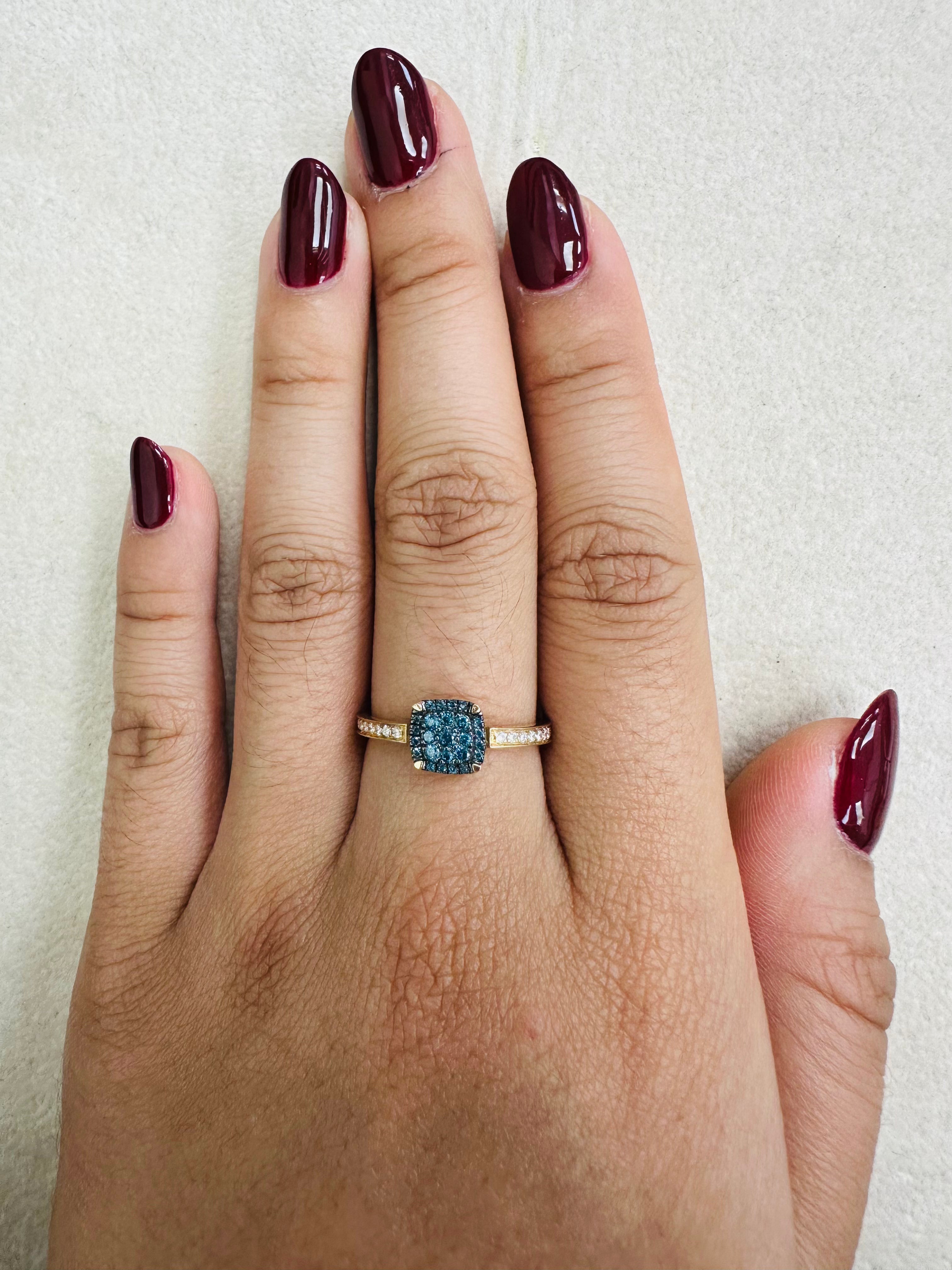 Anillo De Oro Amarillo De 14 Quilates Con Diamantes Blancos Y Azules 0.23 Ct.