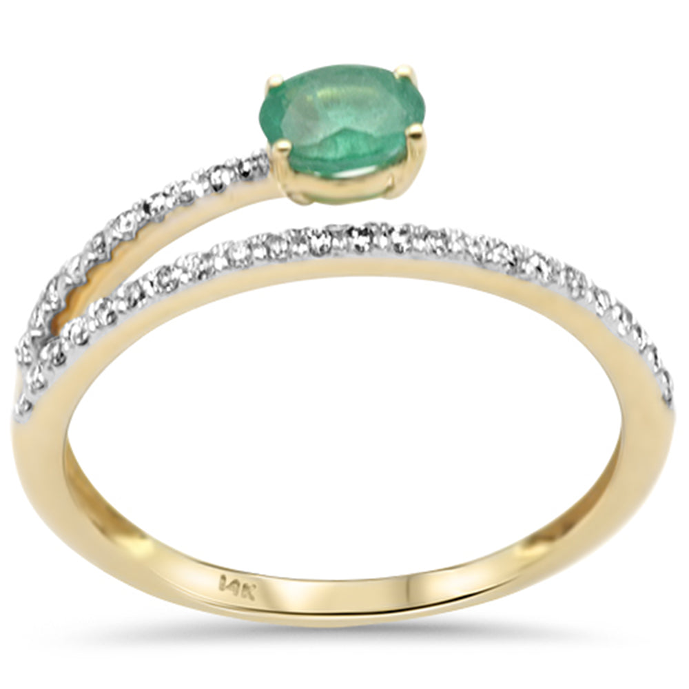 Anillo de oro amarillo de 14K con diamantes de 0.52ct G SI y esmeraldas.