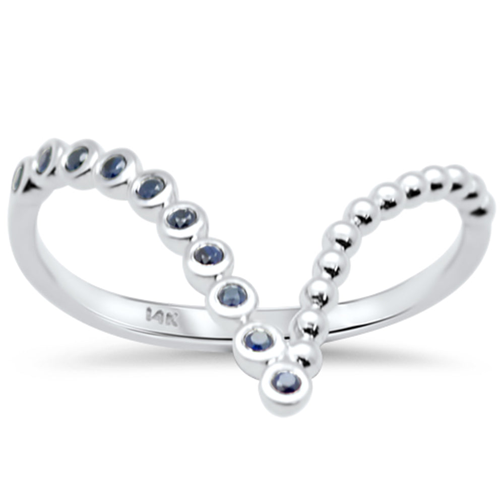 Anillo con banda en forma de chevrón y zafiro azul en oro blanco de 14K, 0.1CT.