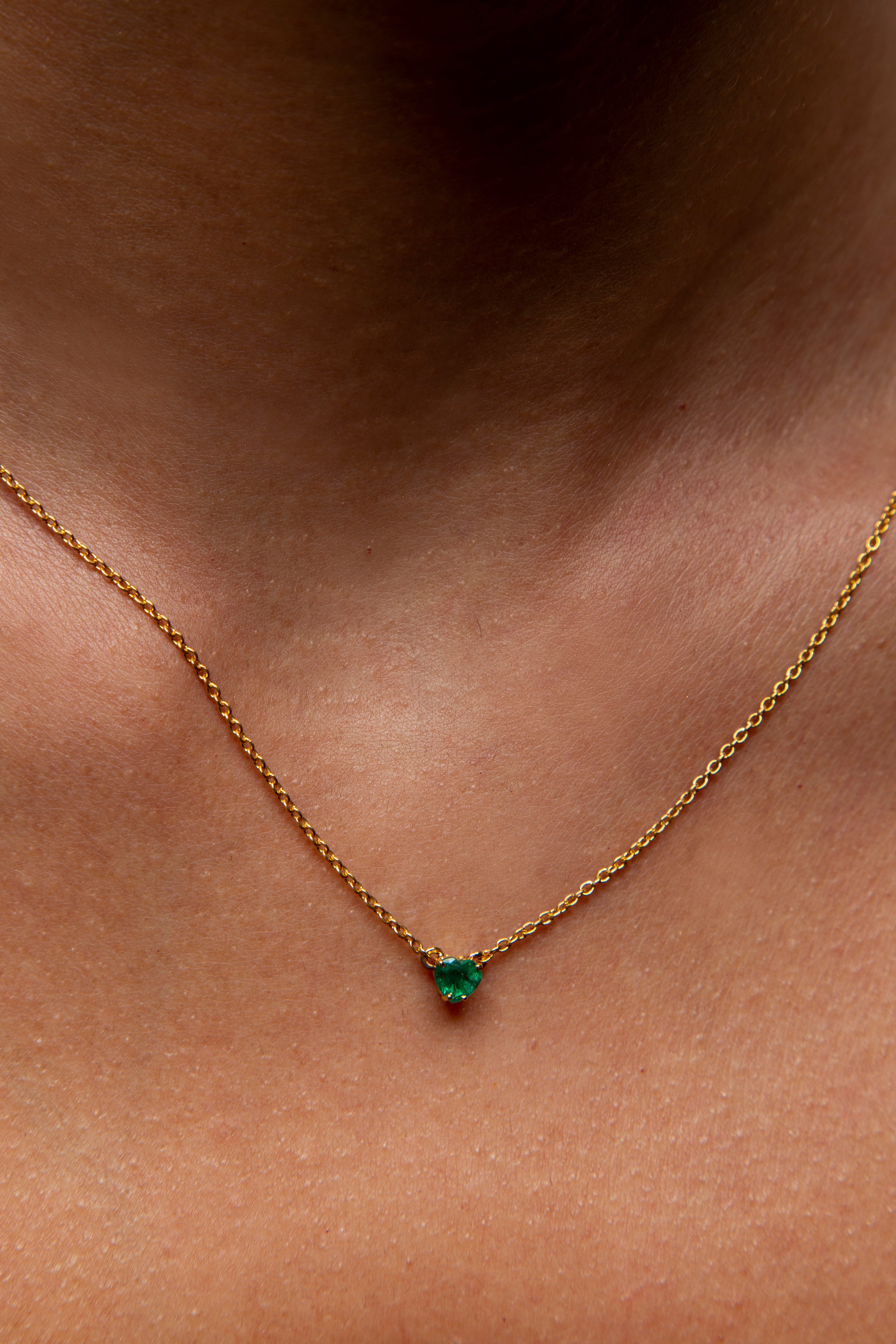 Collar Dije Corazon Esmeralda Oro Amarillo 14K 0.34 ct.