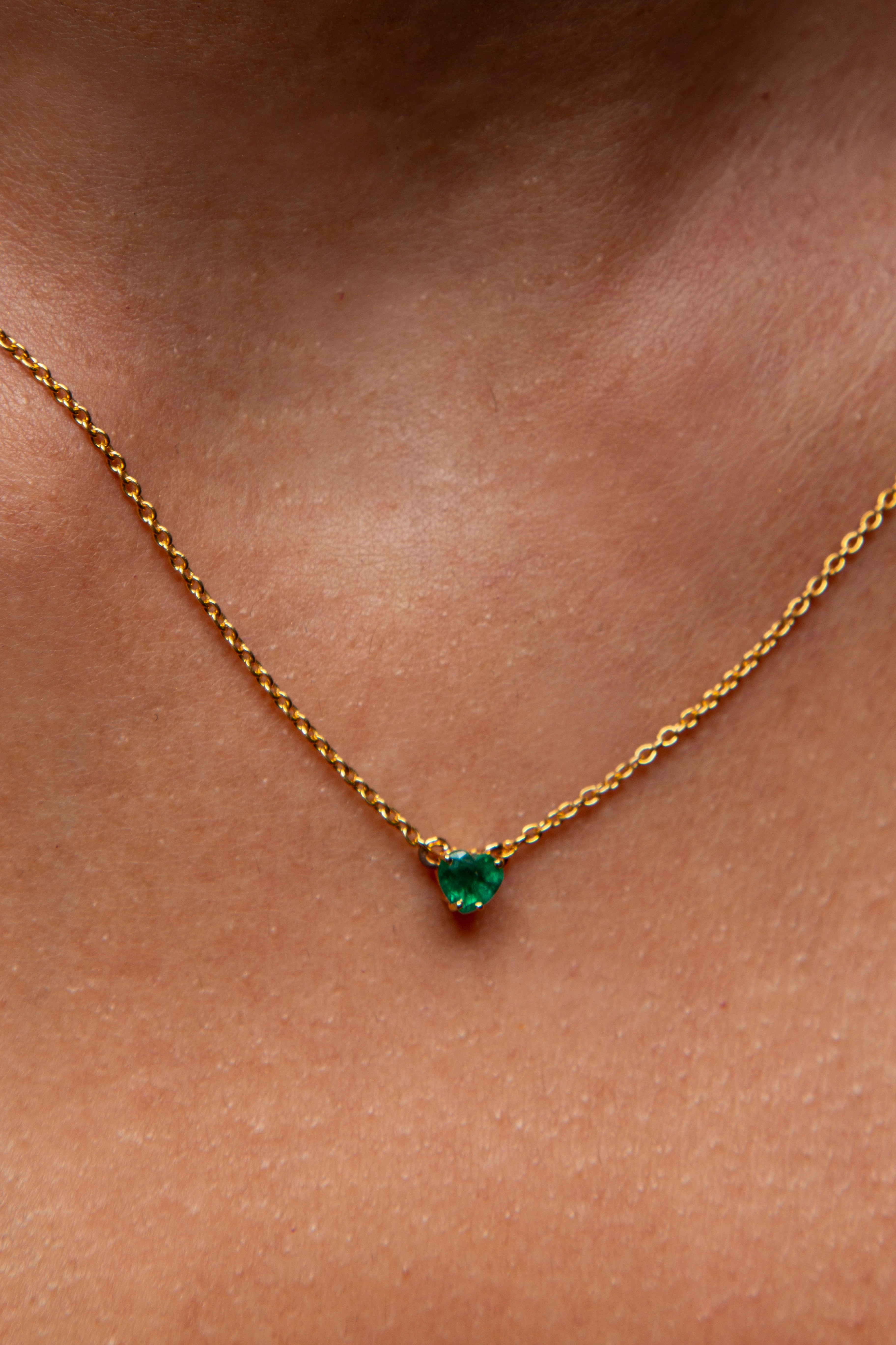 Collar Dije Corazon Esmeralda Oro Amarillo 14K 0.34 ct.