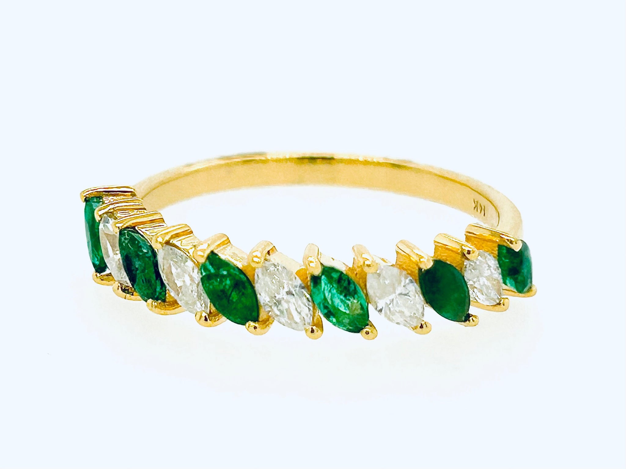 Anillo En Oro Amarillo De 14K Con Diamante Y Esmeralda 0.85 Ct