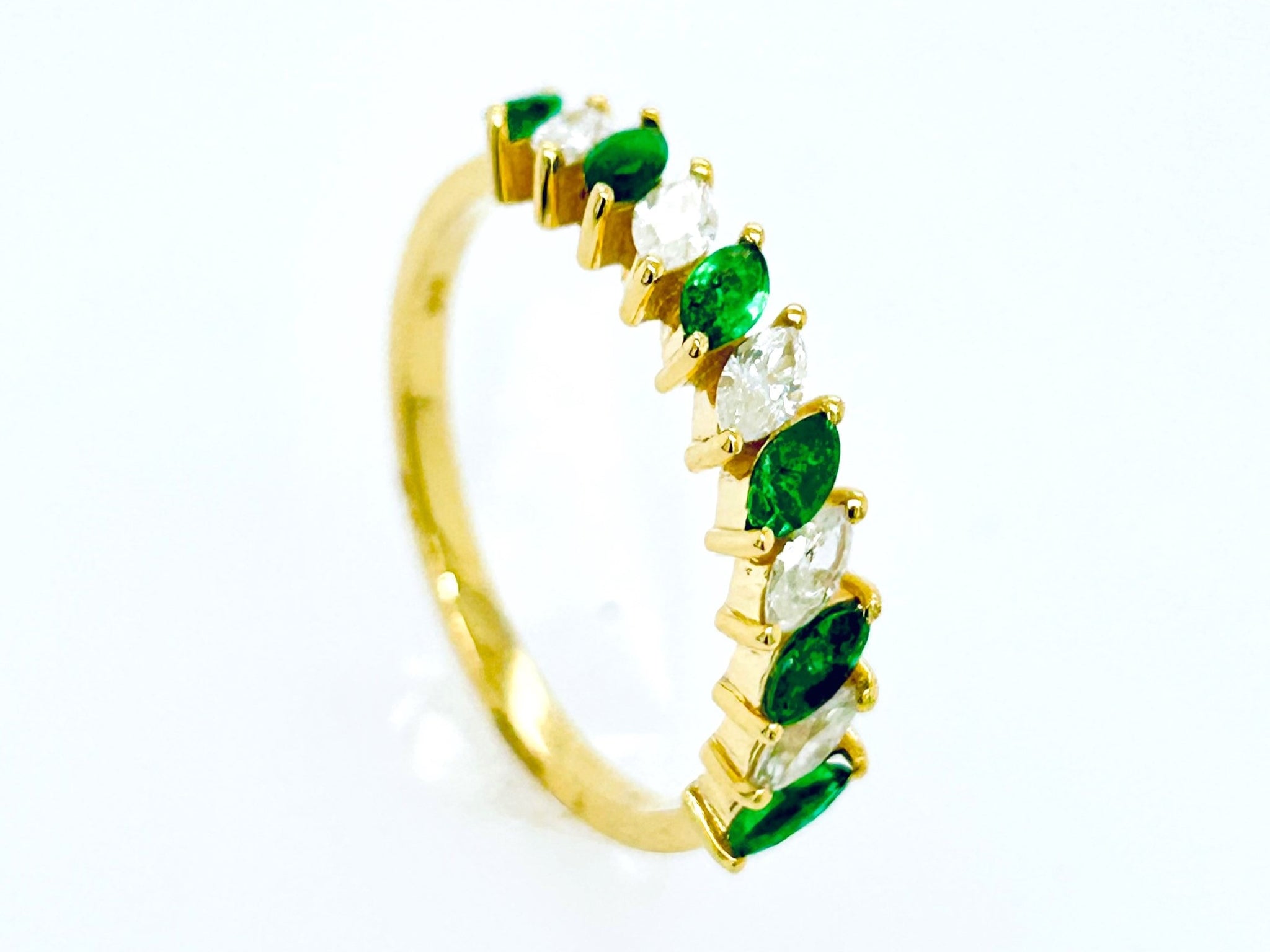Anillo En Oro Amarillo De 14K Con Diamante Y Esmeralda 0.85 Ct