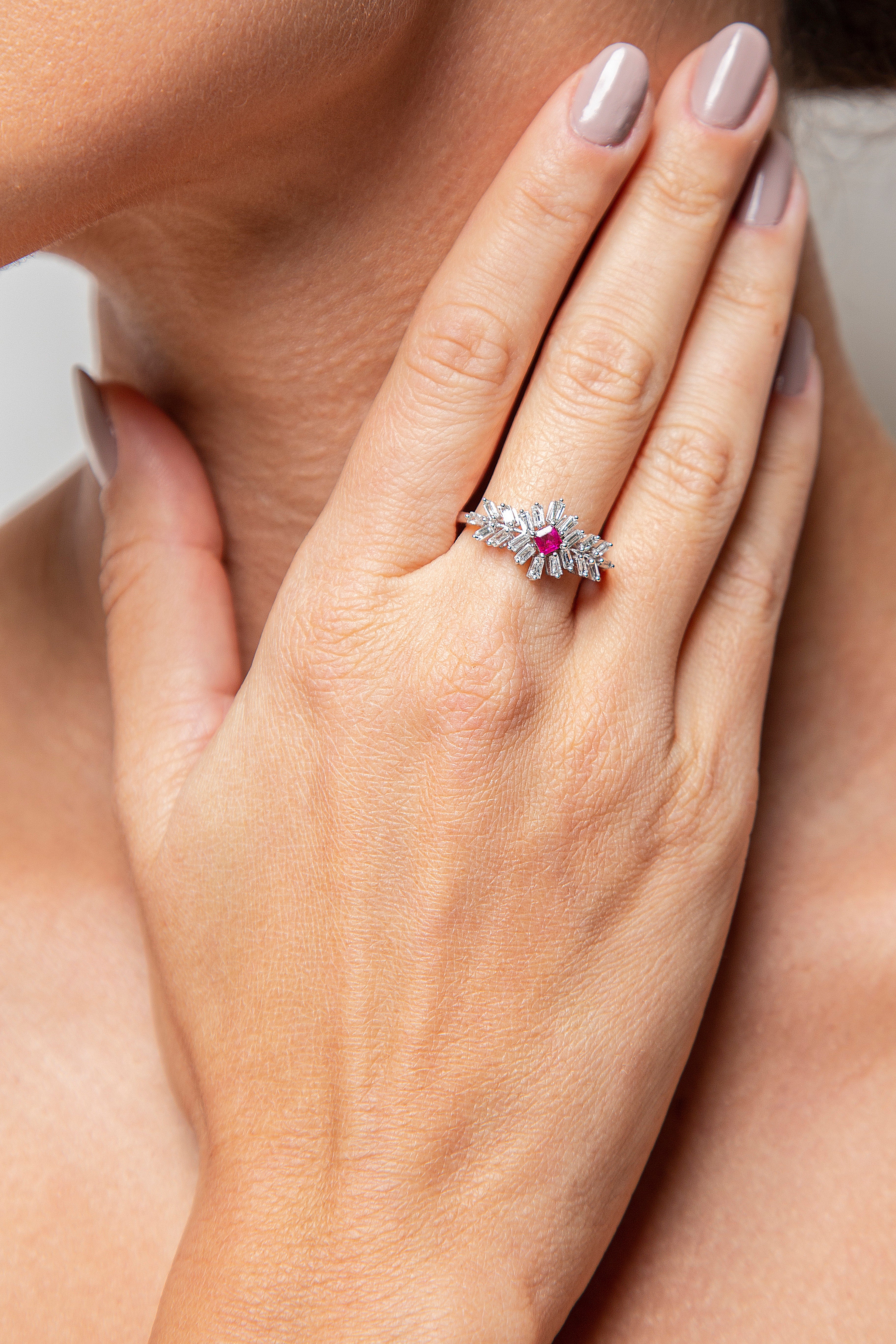 Anillo Halo Diamante Rubí Oro Blanco 14K 0.66 ct.