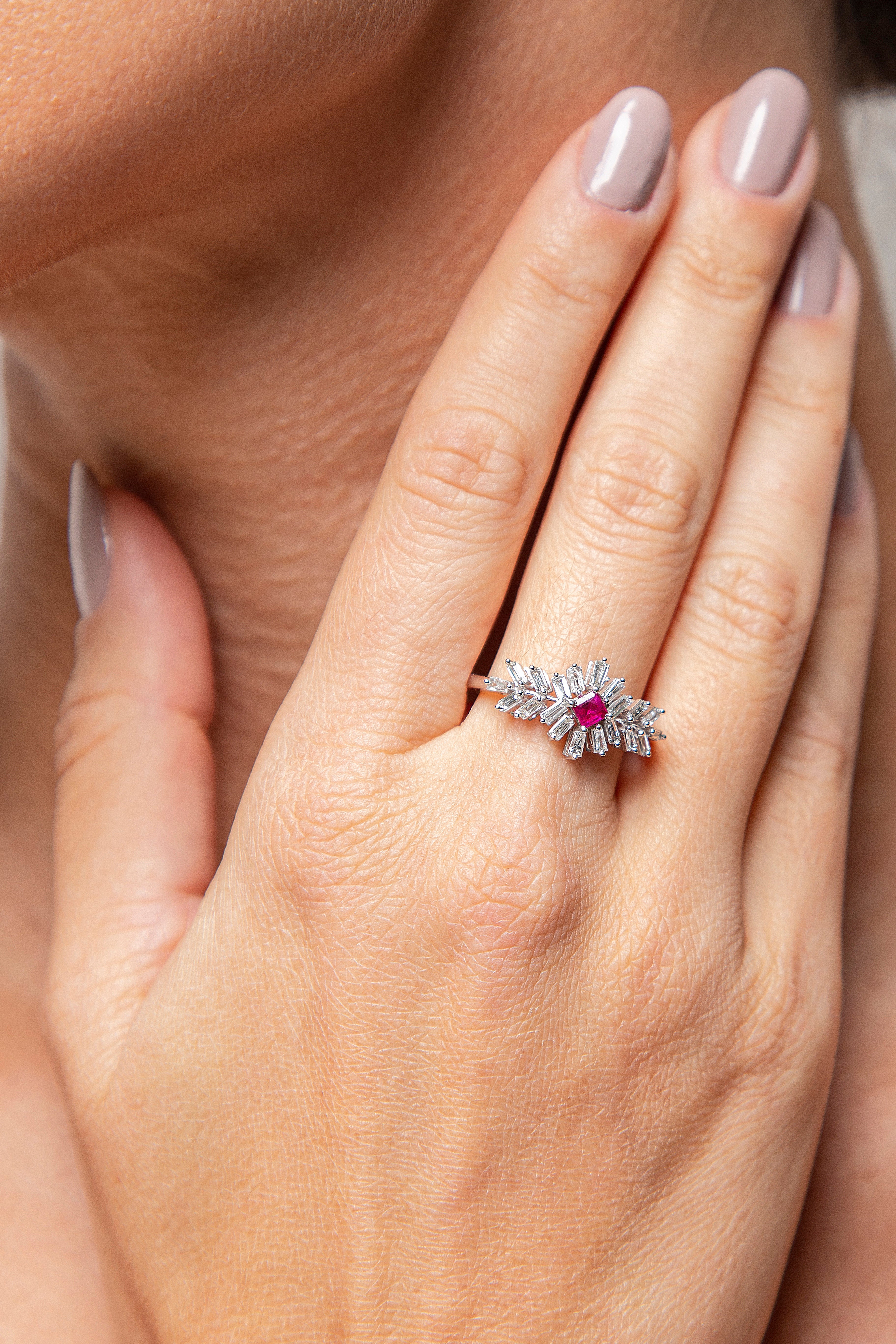 Anillo Halo Diamante Rubí Oro Blanco 14K 0.66 ct.