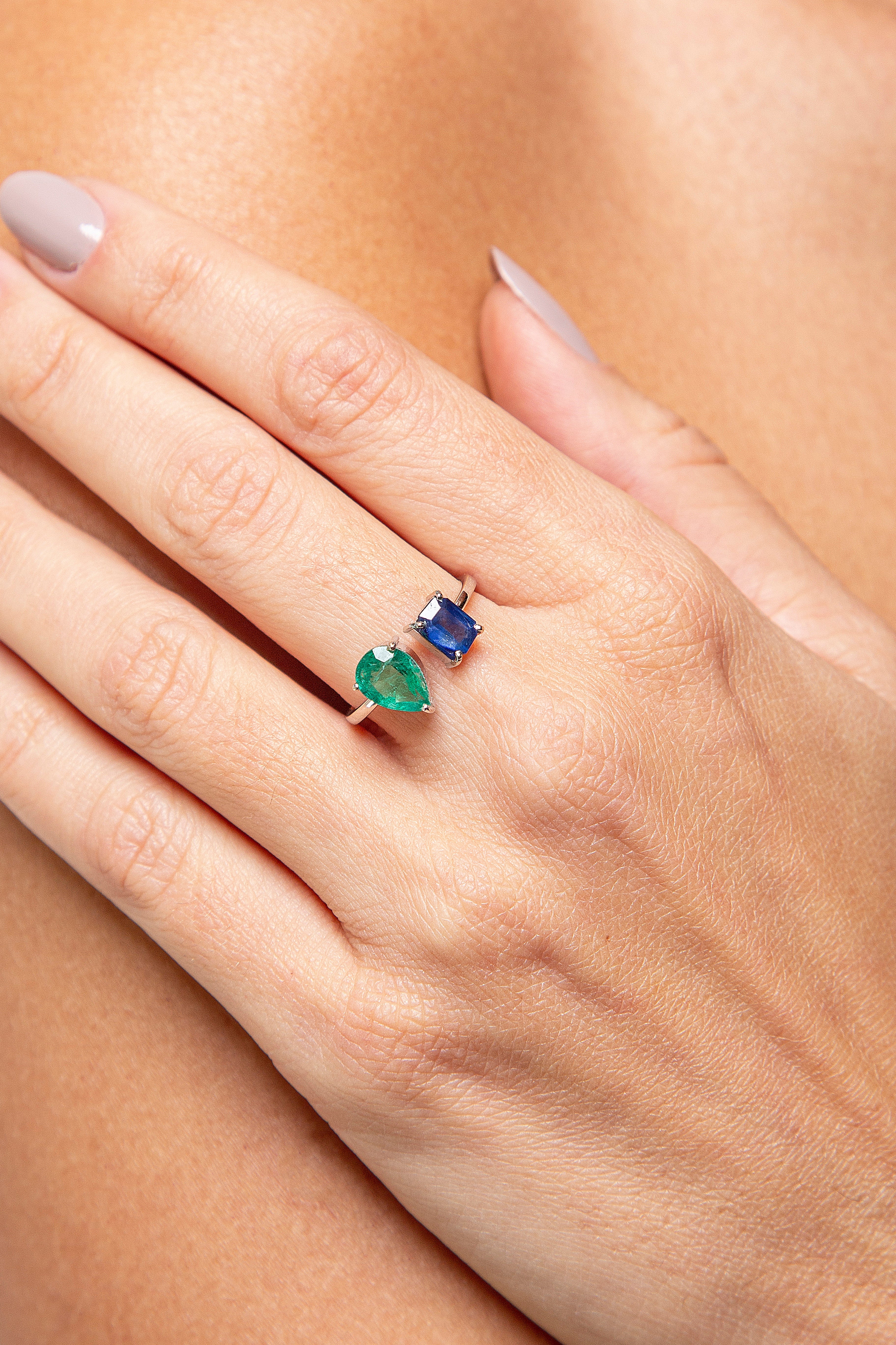 Anillo Multi Shape Esmeralda Zafiro Oro Blanco 14K 1.94ct.