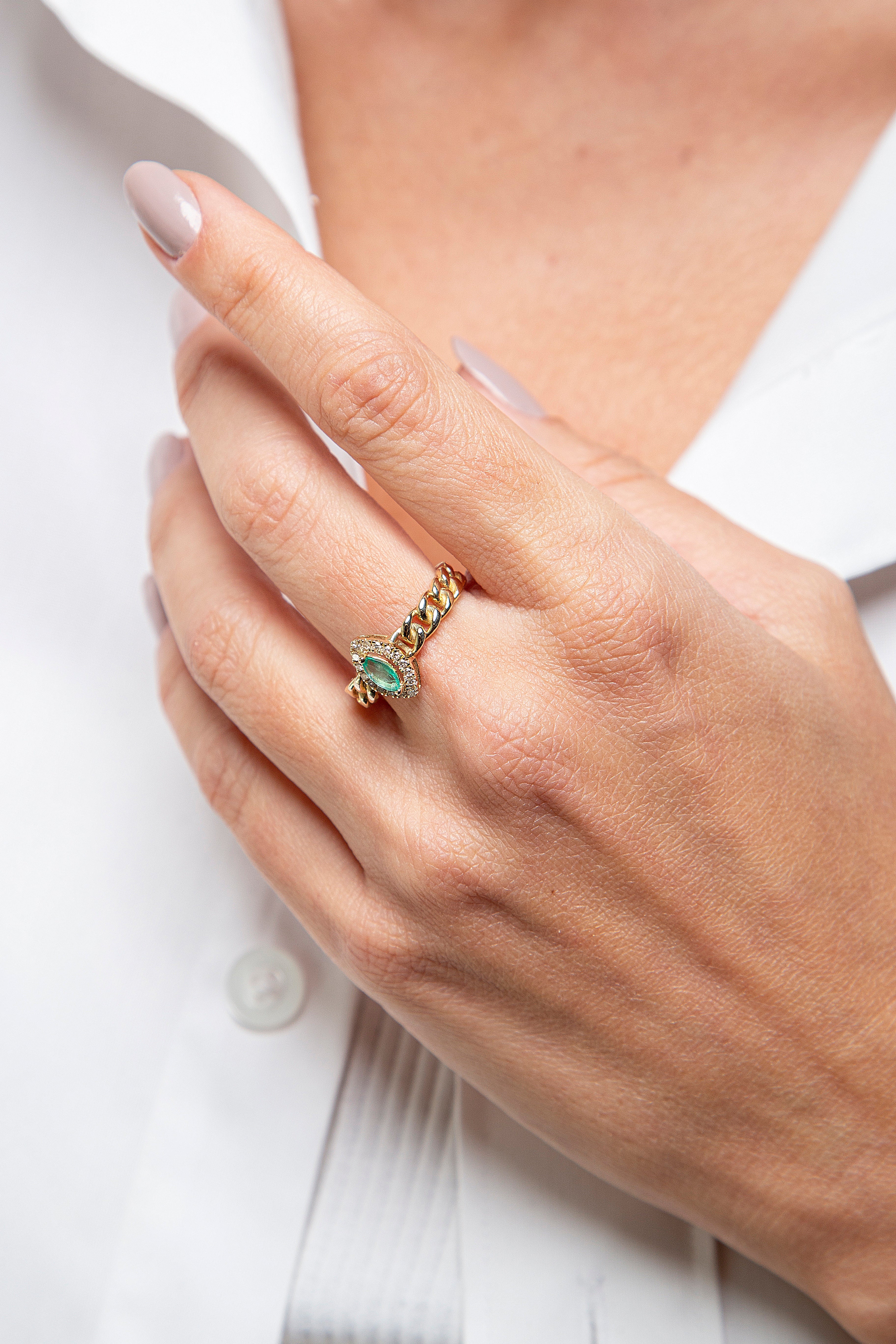 Anillo Cubano Halo Diamante Esmeralda Oro Amarillo 14K 0.38 ct.