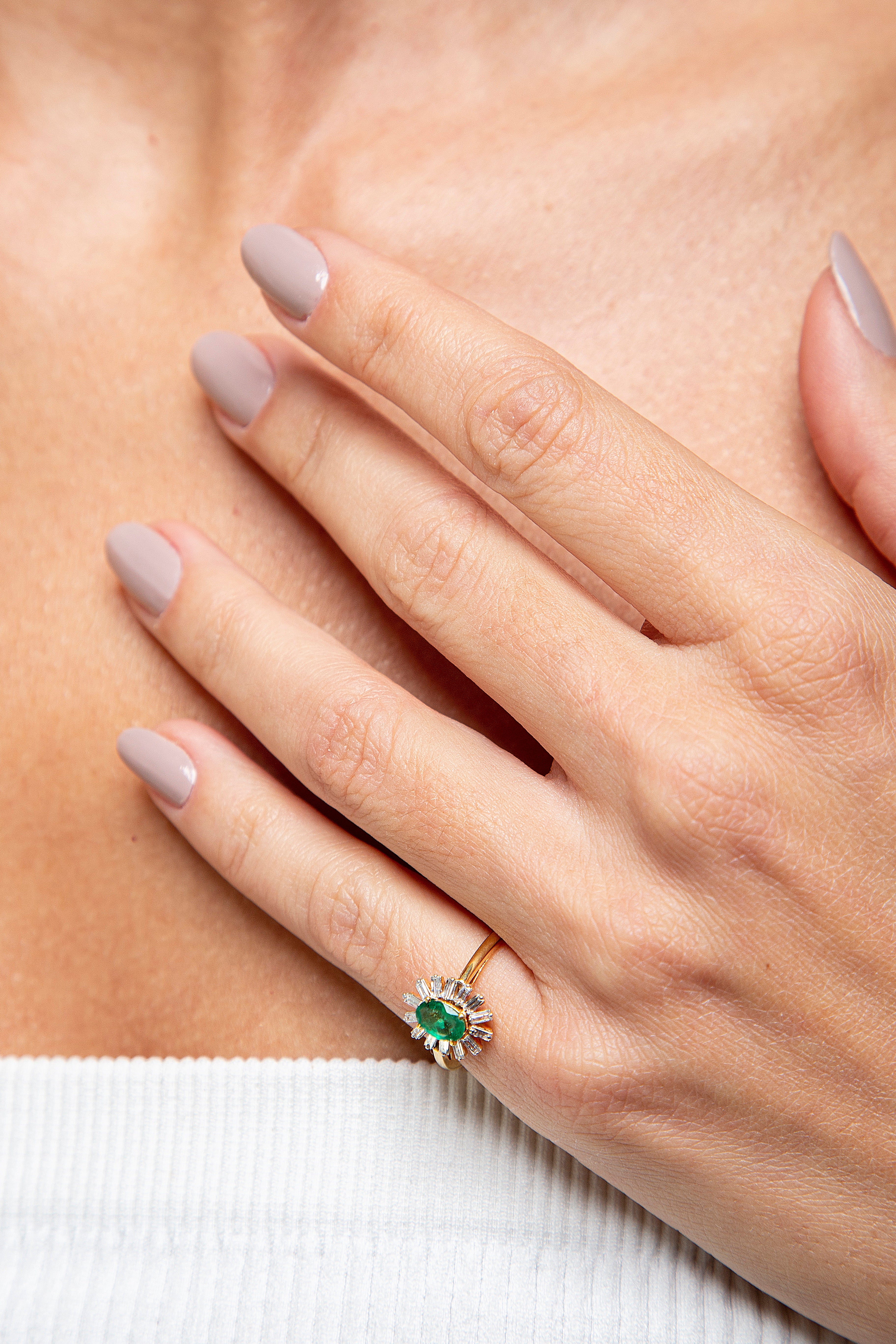 Anillo Halo Diamante Esmeralda Oro Amarillo 14K 0.56 ct.