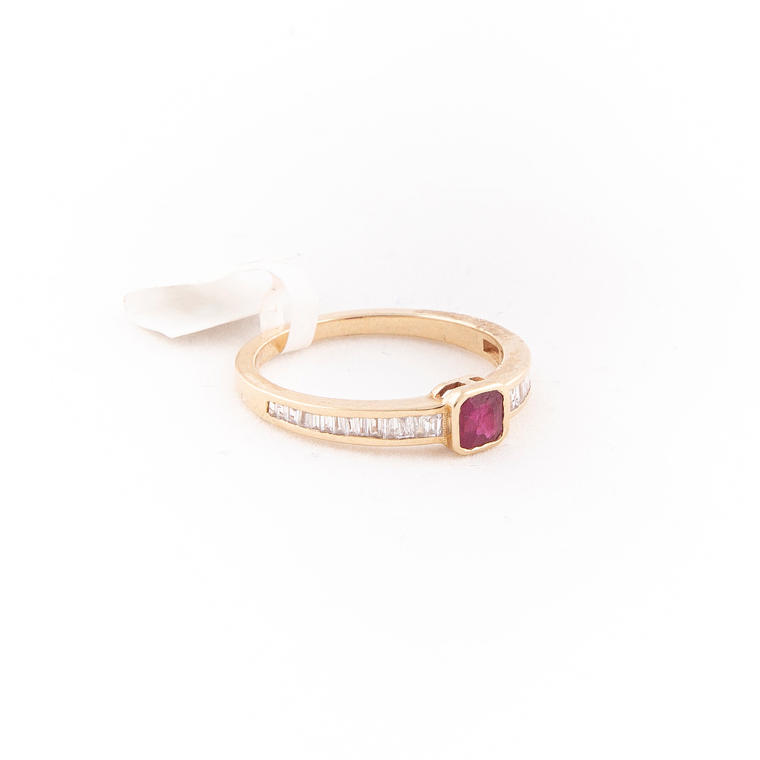 Anillo Bezel Diamante Rubí Oro Amarillo 14K 0.59 ct.