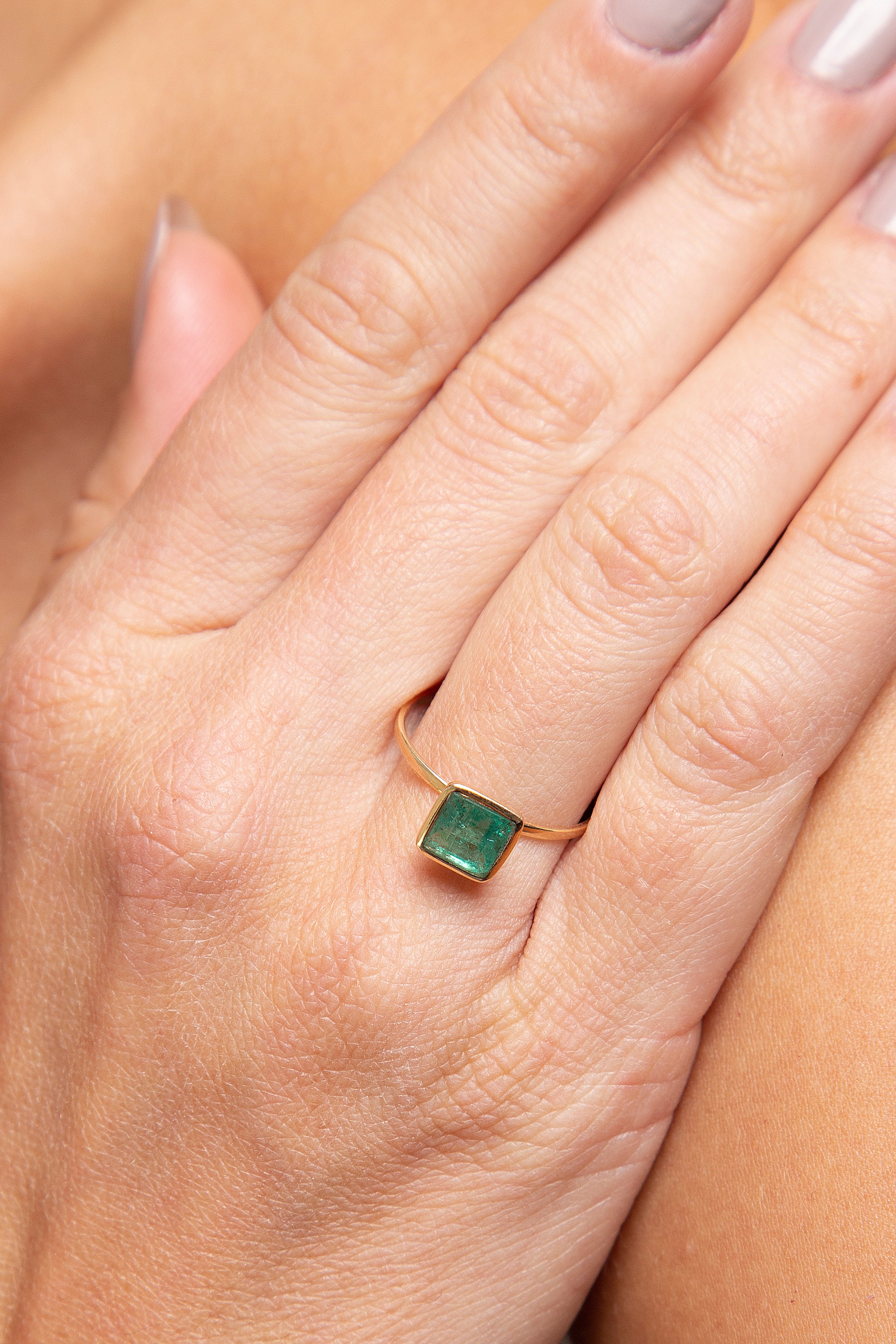 Anillo Solitario Esmeralda Oro Amarillo 14K 0.9 ct.