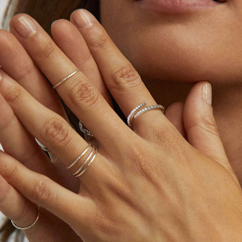 Anillo Pave Plata S925 Baño de oro con Piedra Estilo Diamante 1.56g