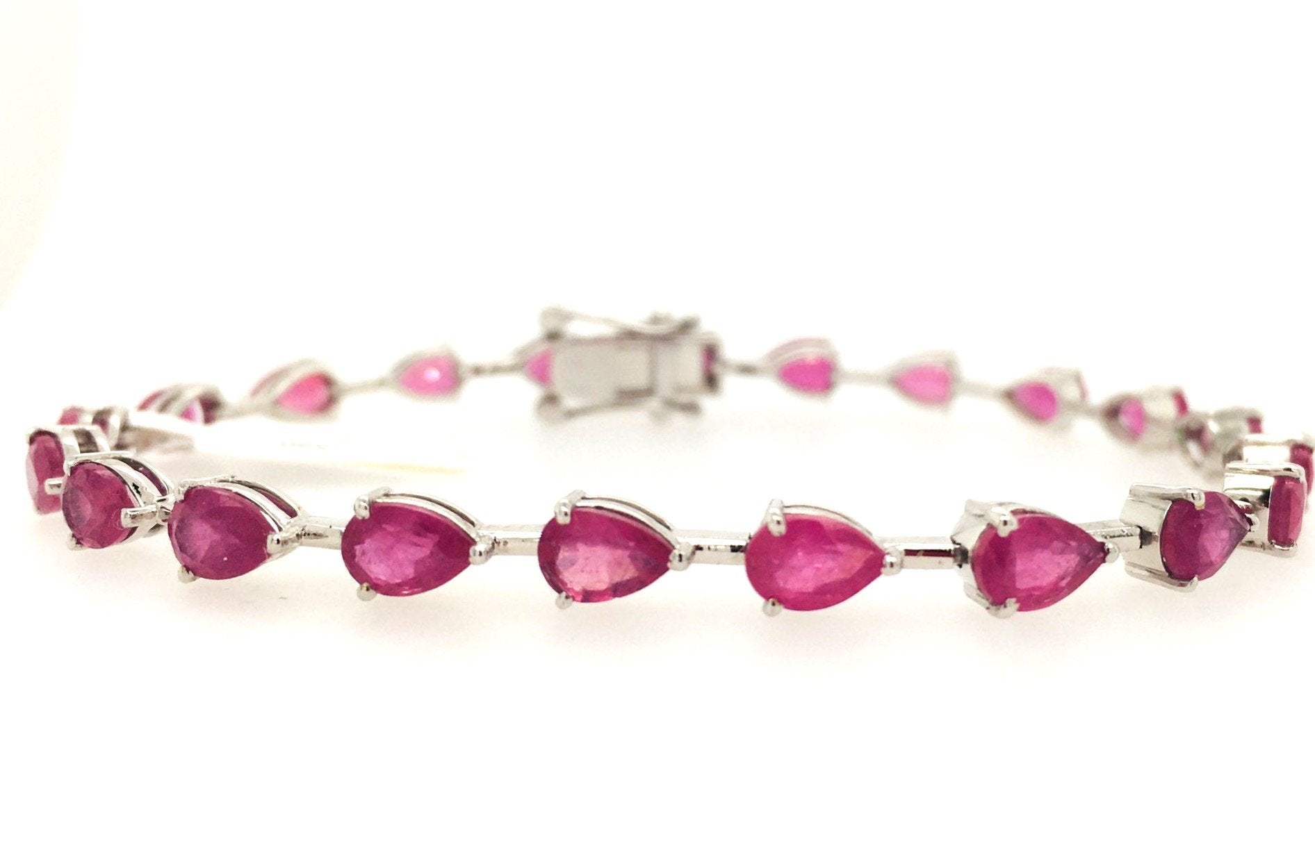 Pulsera En Oro Blanco De 14K Con Rubí 12.0 Ct