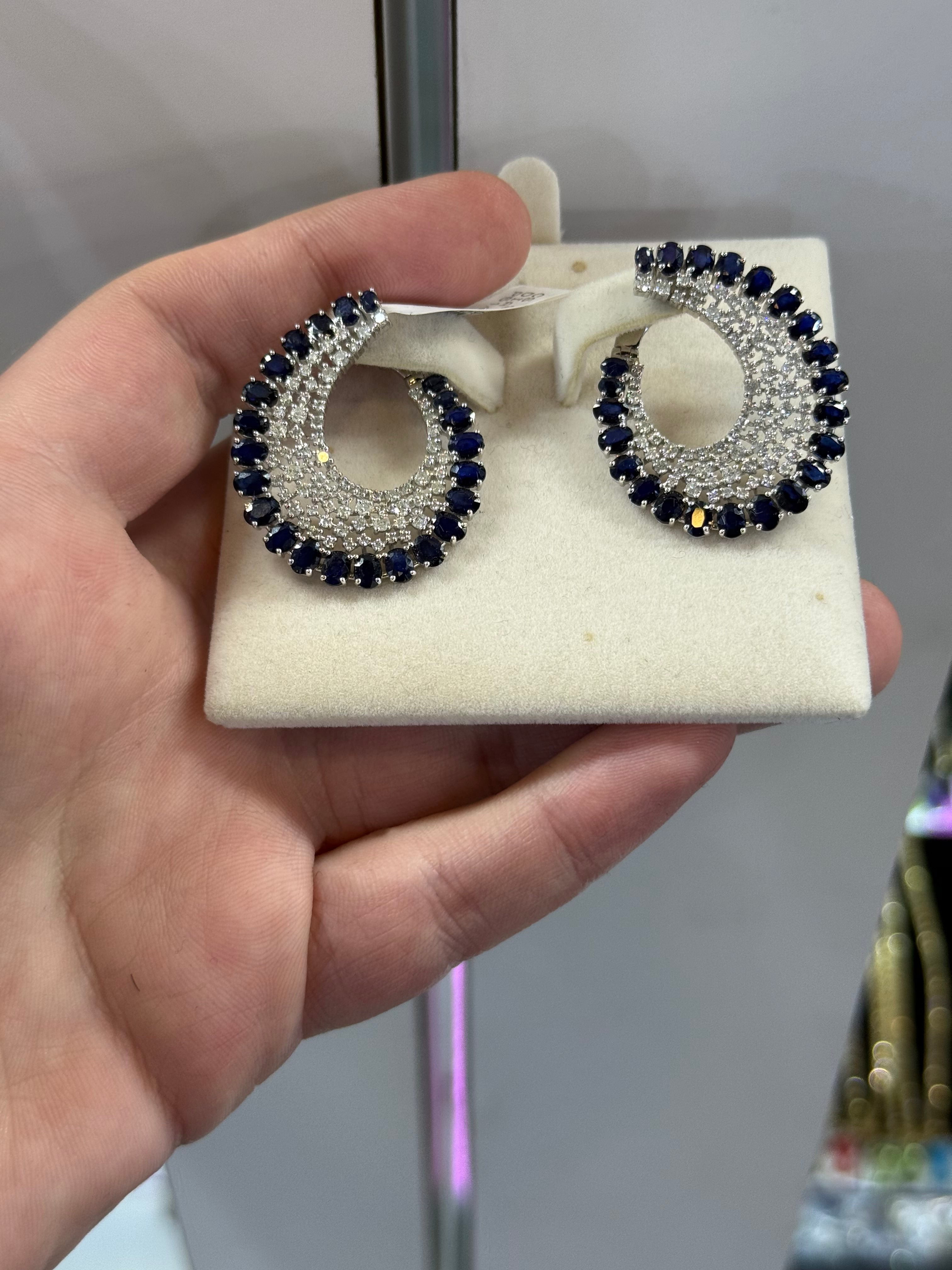 Aretes de Oro Blanco 14K con Diamante y Zafiro