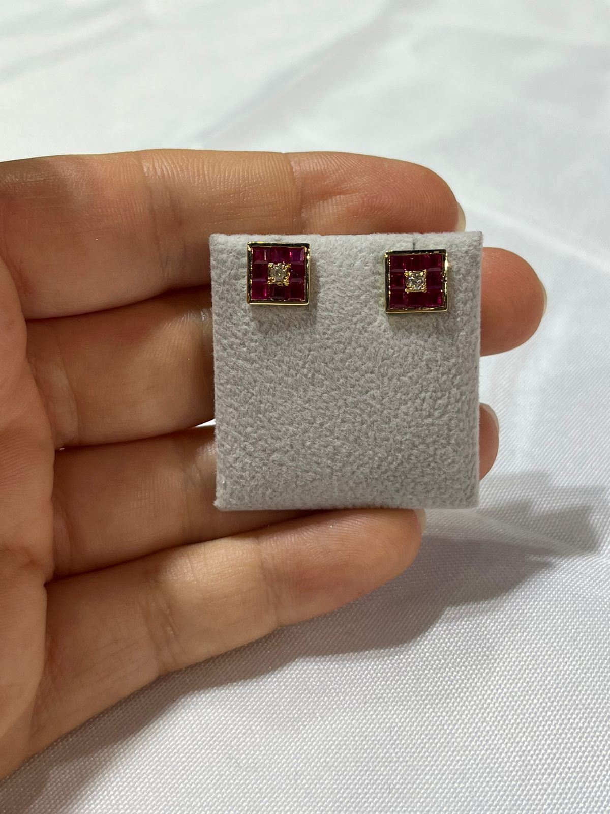 Aretes de Oro Amarillo 14K con Diamante y Rubí