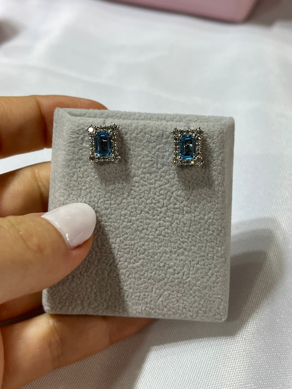 Aretes de Oro Blanco 14K con Diamante y BT