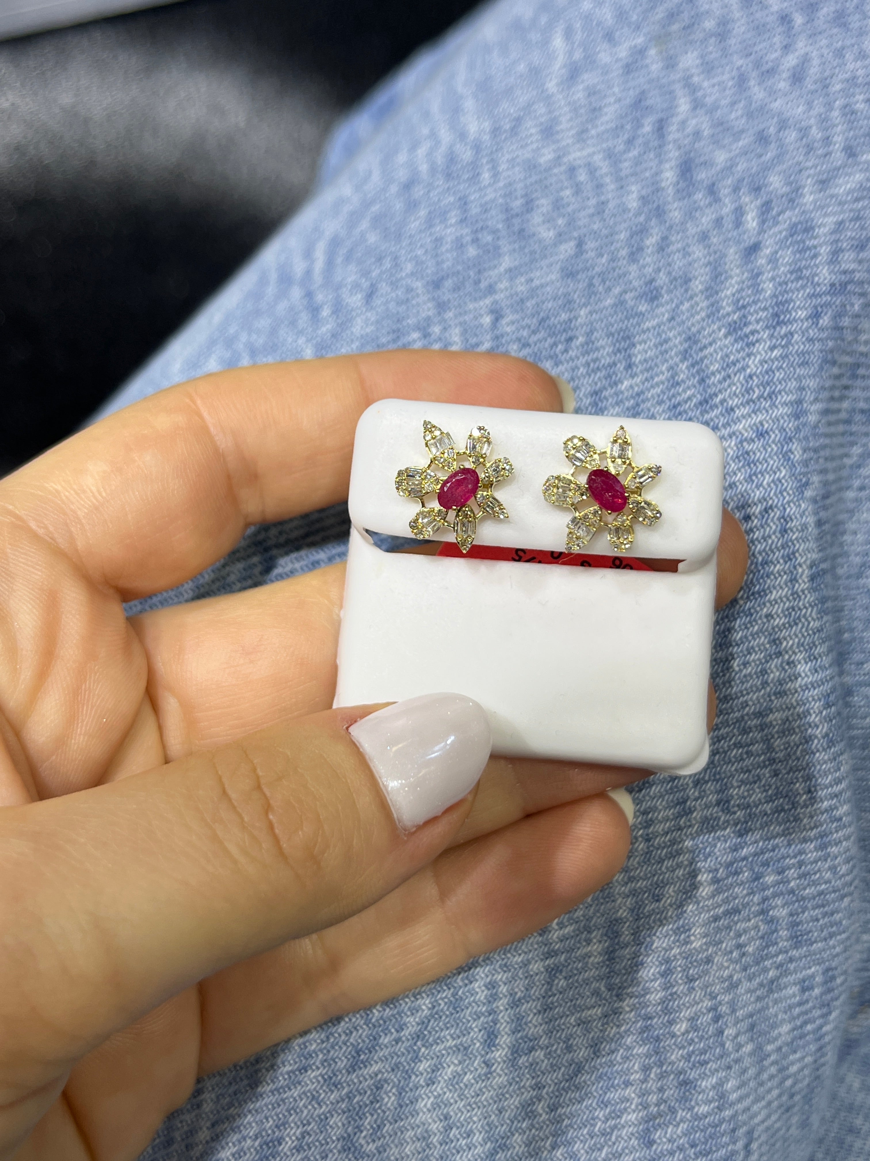 Aretes de Oro Amarillo 14K con Diamante y Rubí