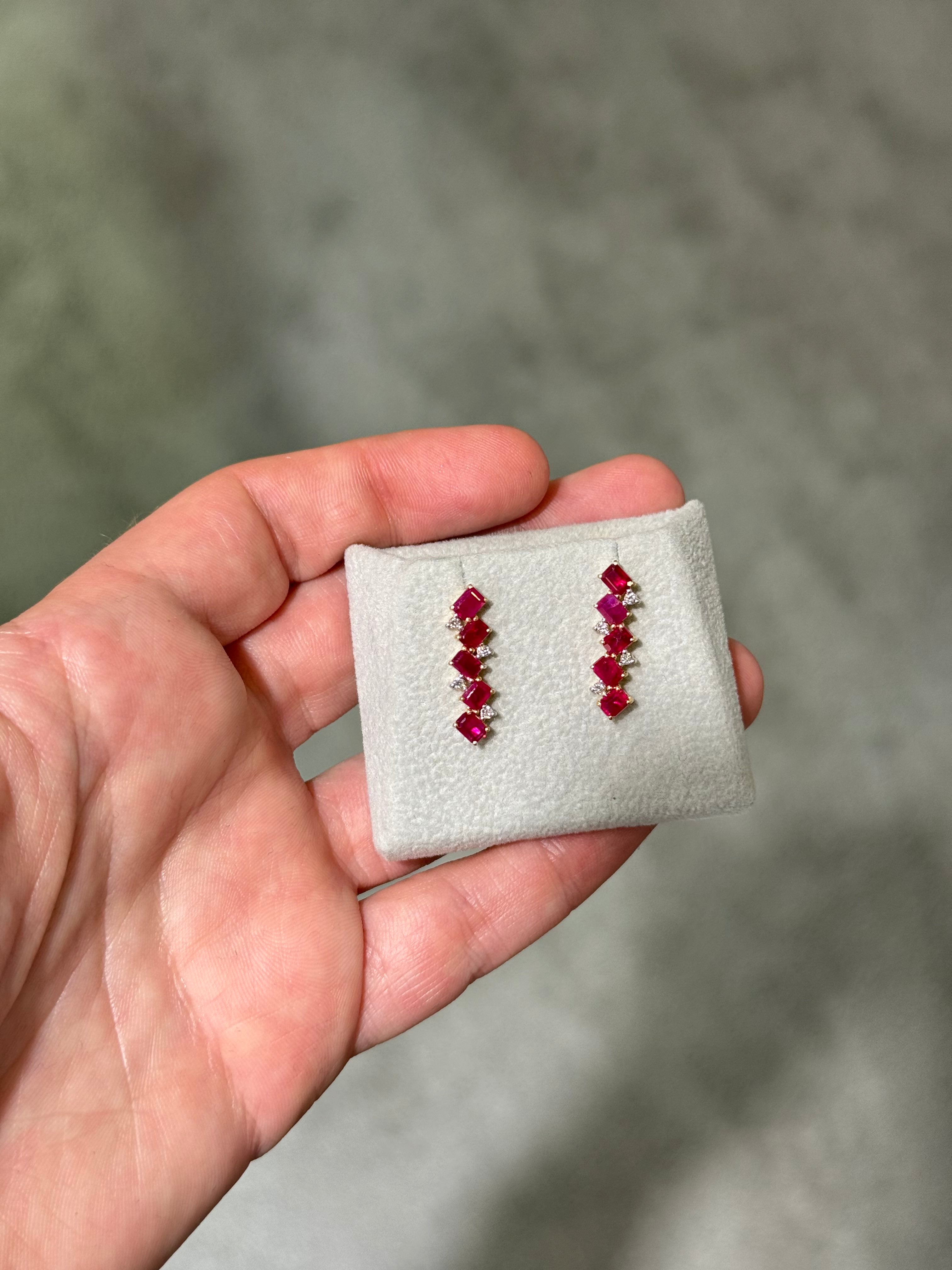Aretes de Oro Amarillo 14K con Diamante y Rubí