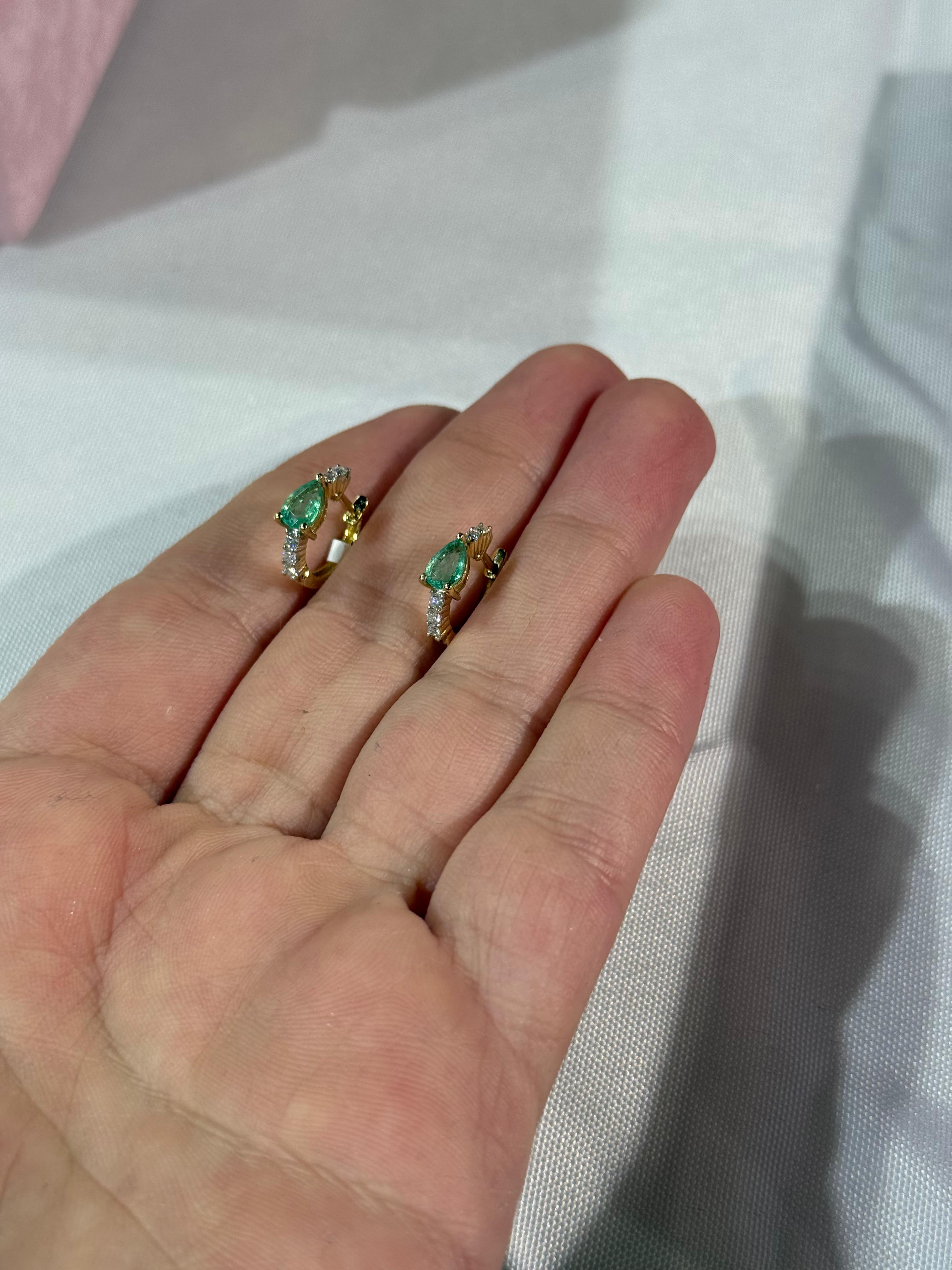 Aretes de Oro Amarillo 18K con Diamante y Esmeralda