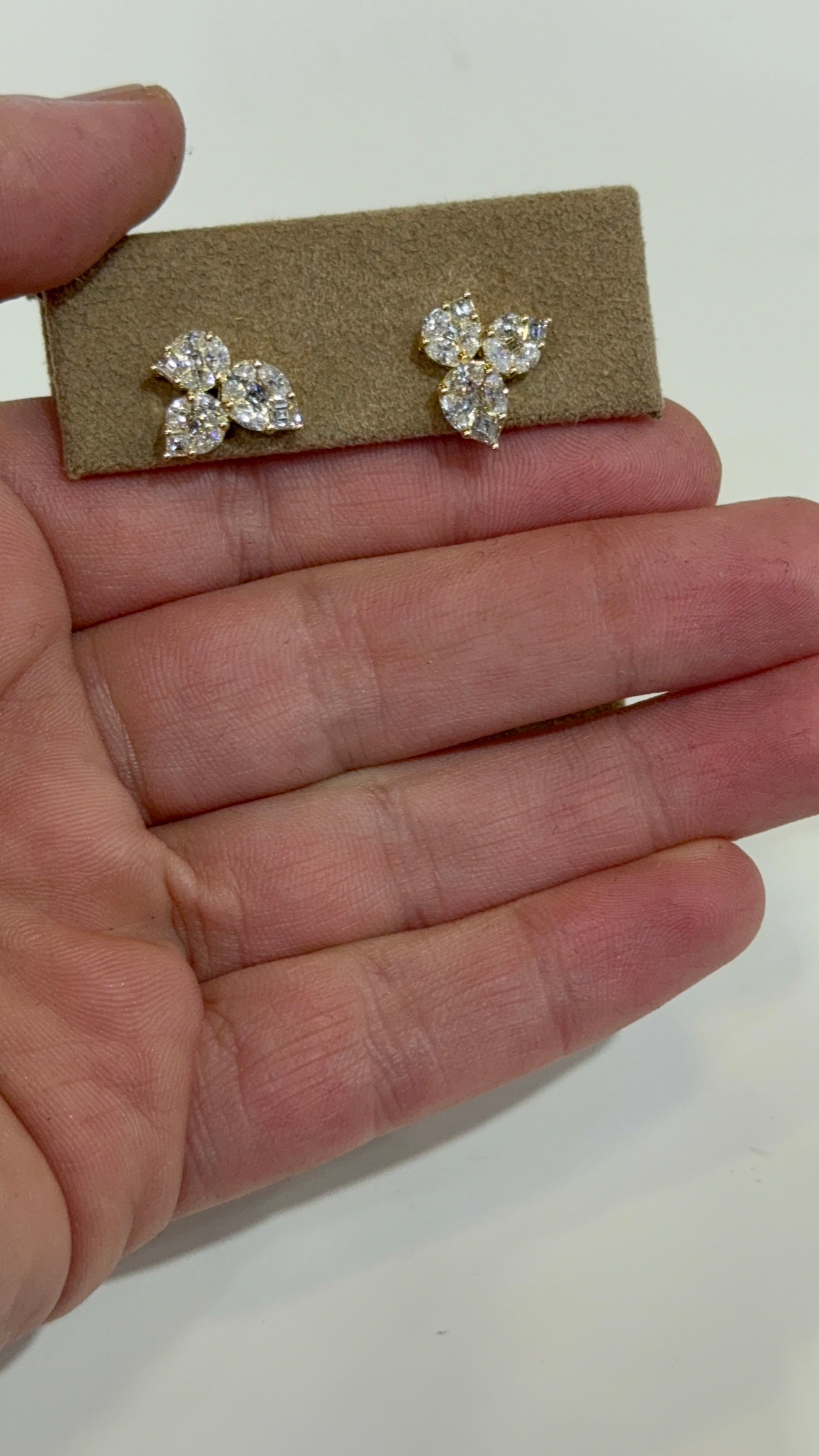 Aretes de Oro Amarillo 14K con Diamante
