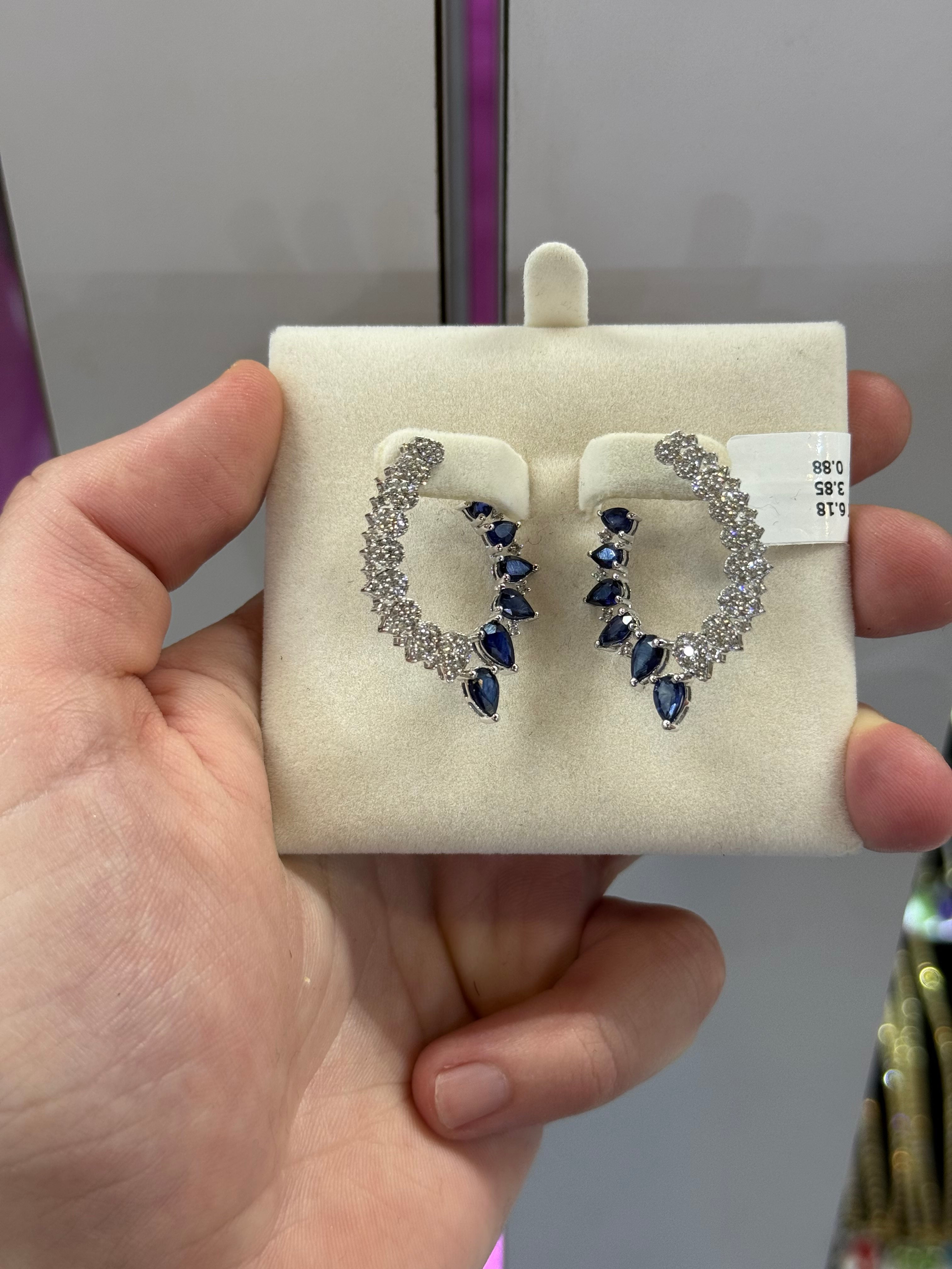 Aretes de Oro Blanco 14K con Diamante y Zafiro