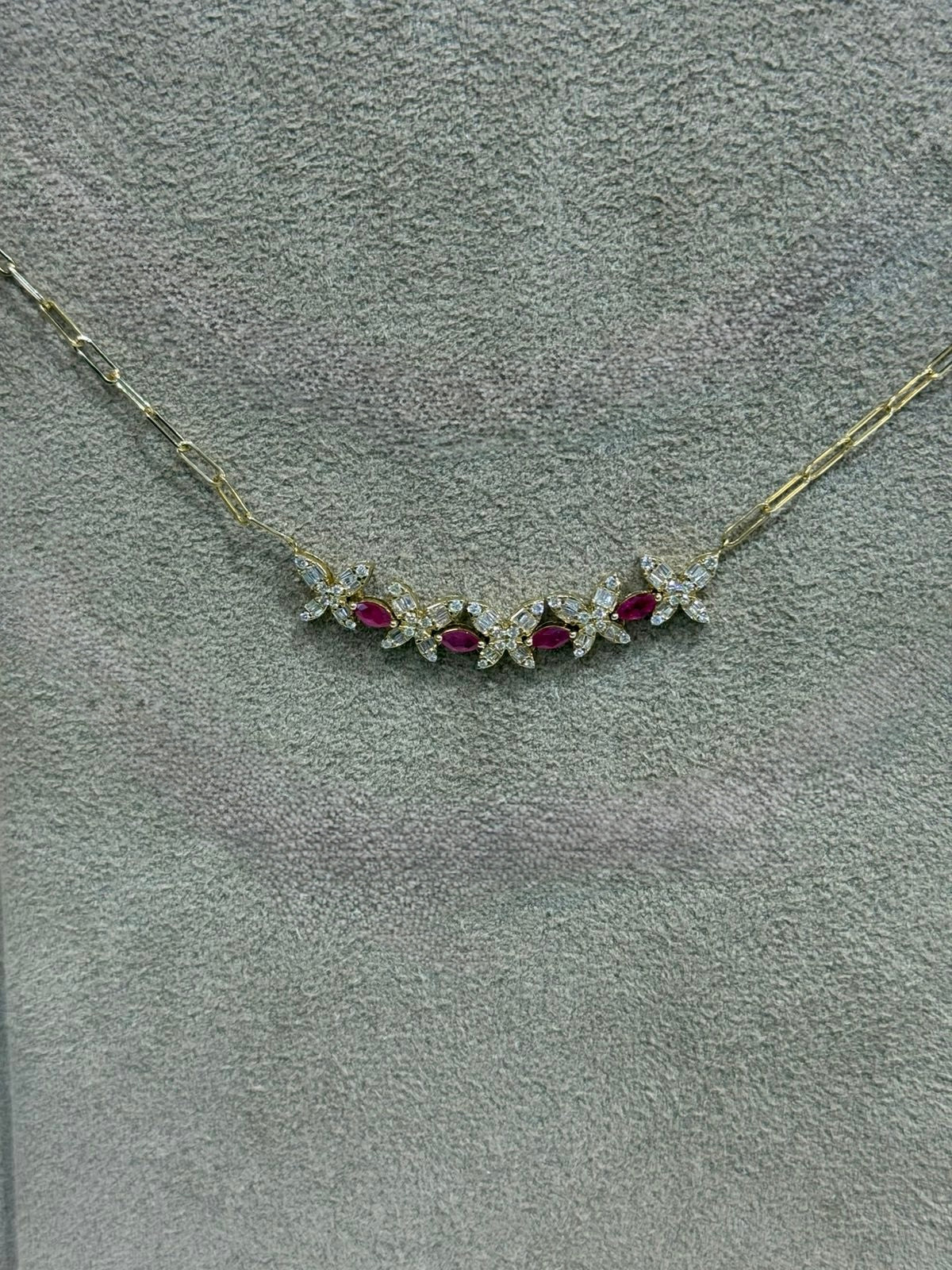Collar de Oro Amarillo 14K con Diamante y Rubí