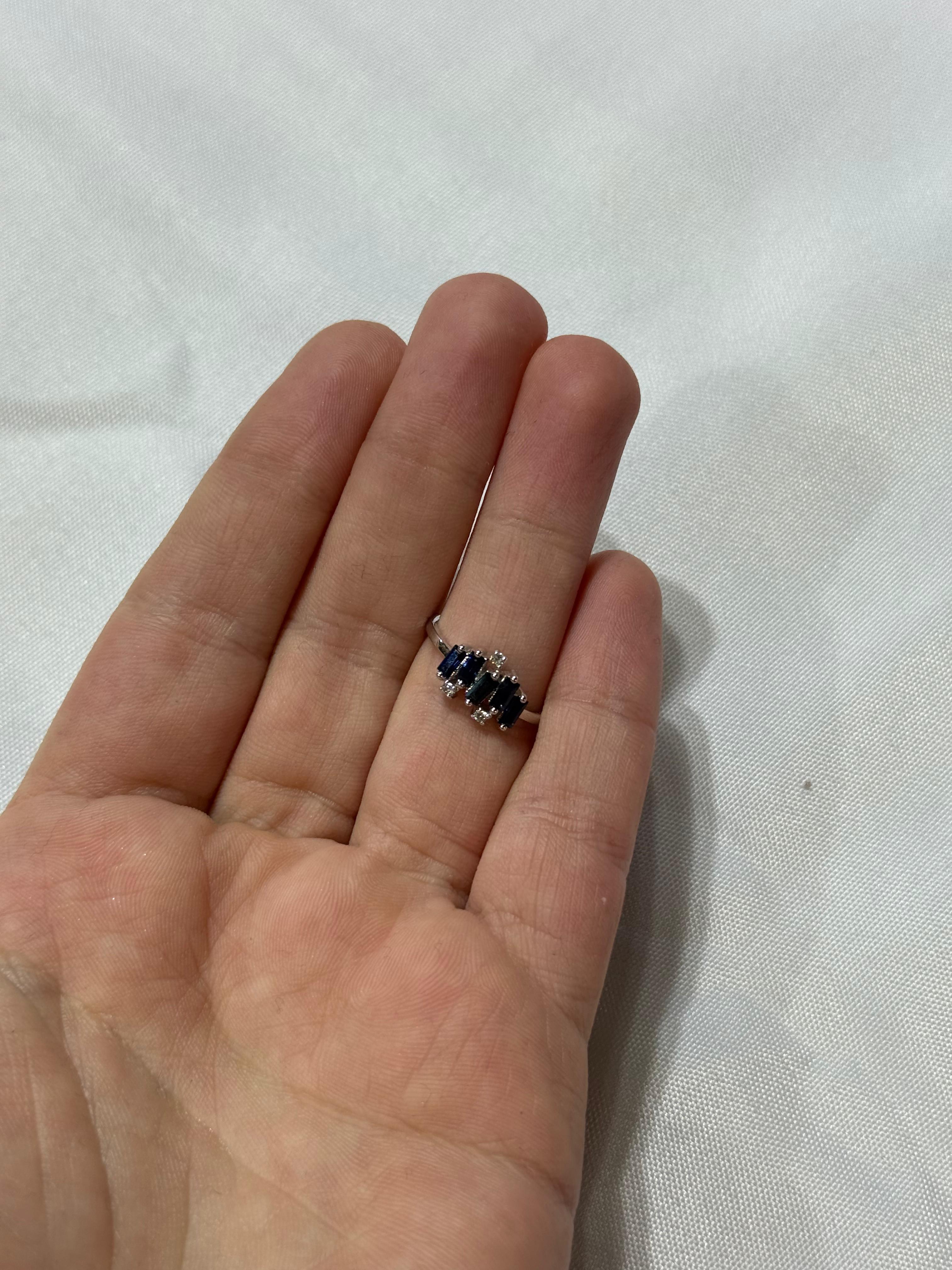 Anillo de Oro Blanco 14K con Diamante y Zafiro
