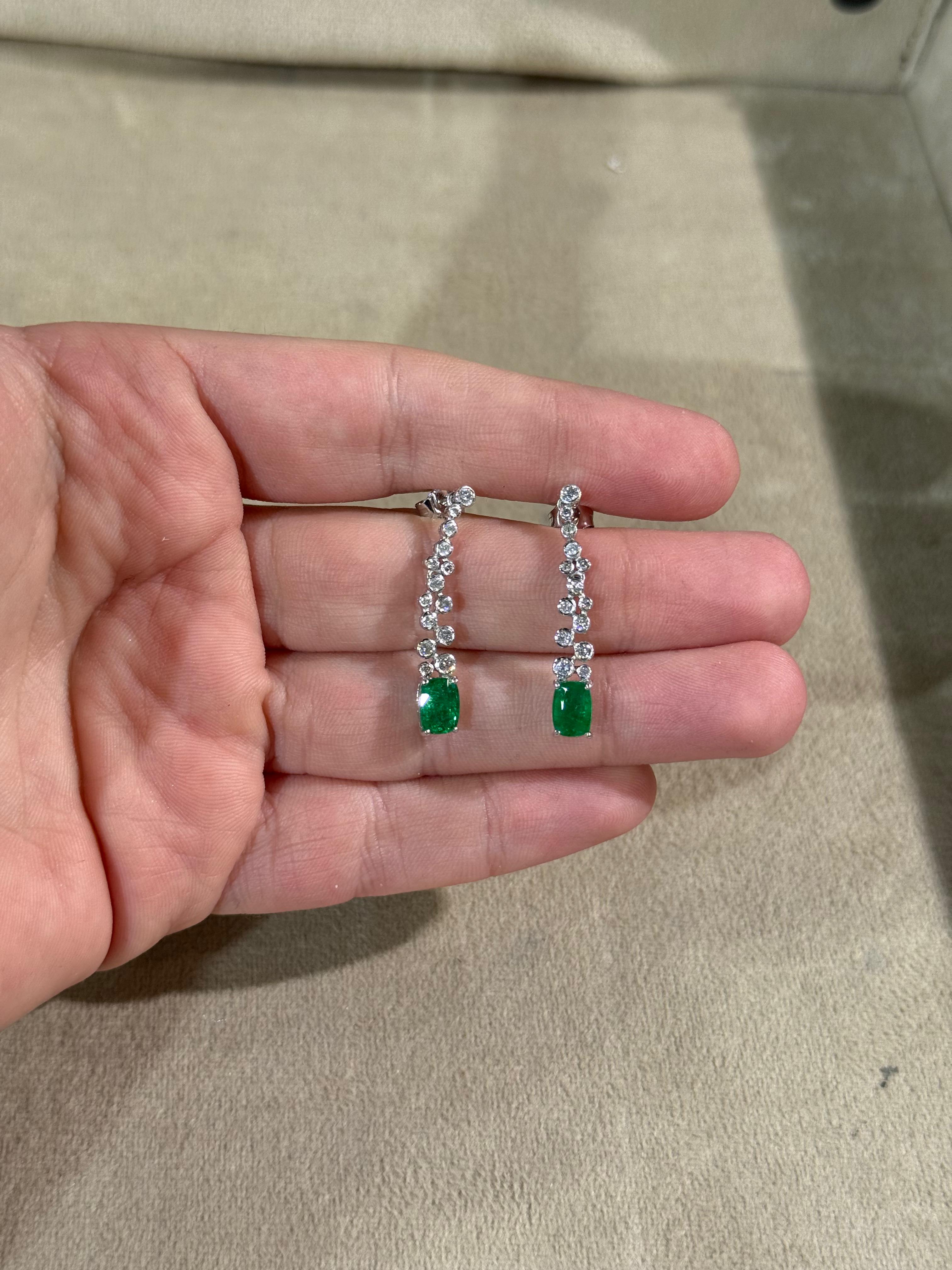 Aretes de Oro Blanco 18K con Diamante y Esmeralda