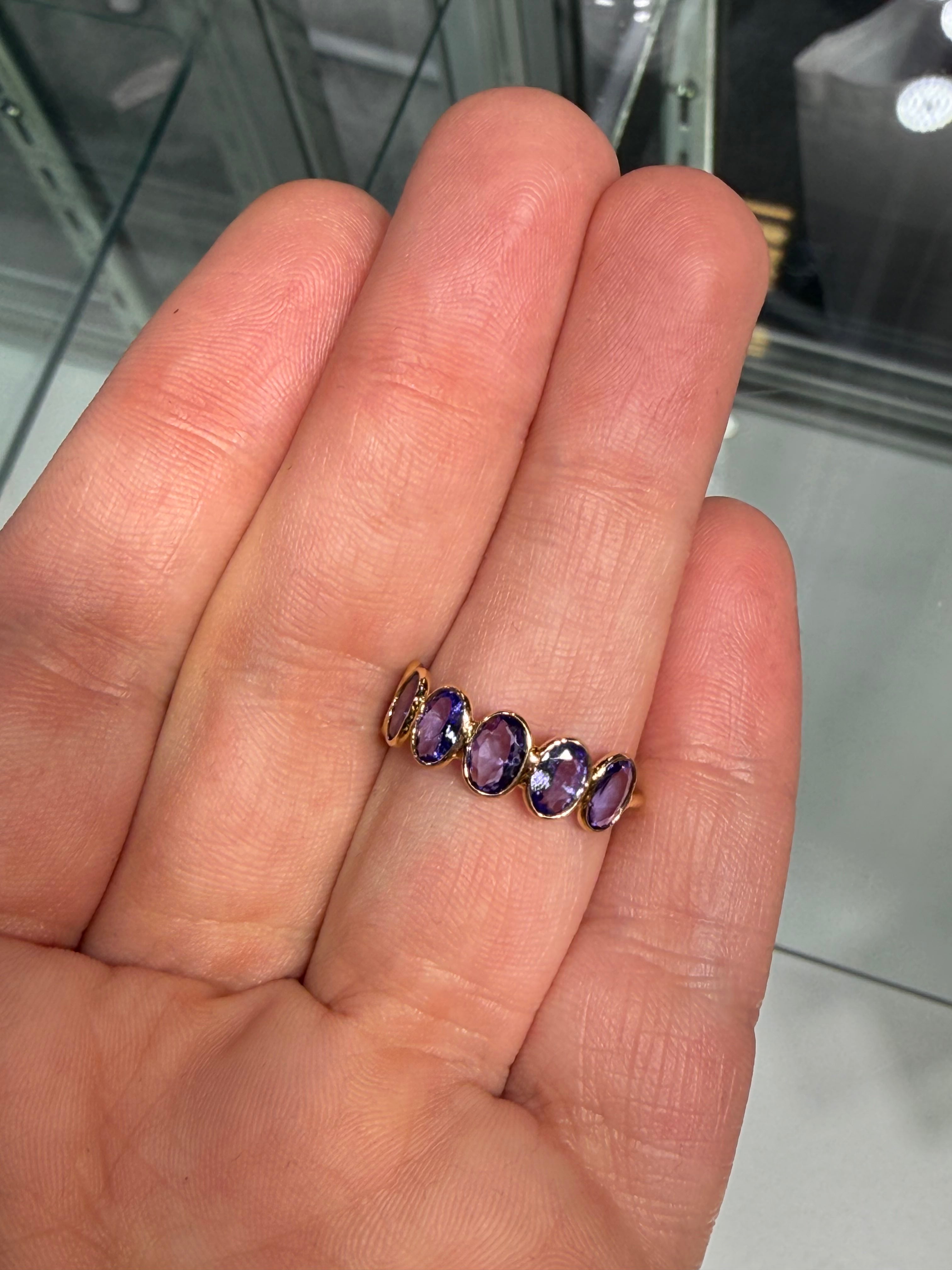 Anillo de Oro Amarillo 18K con Tanzanita