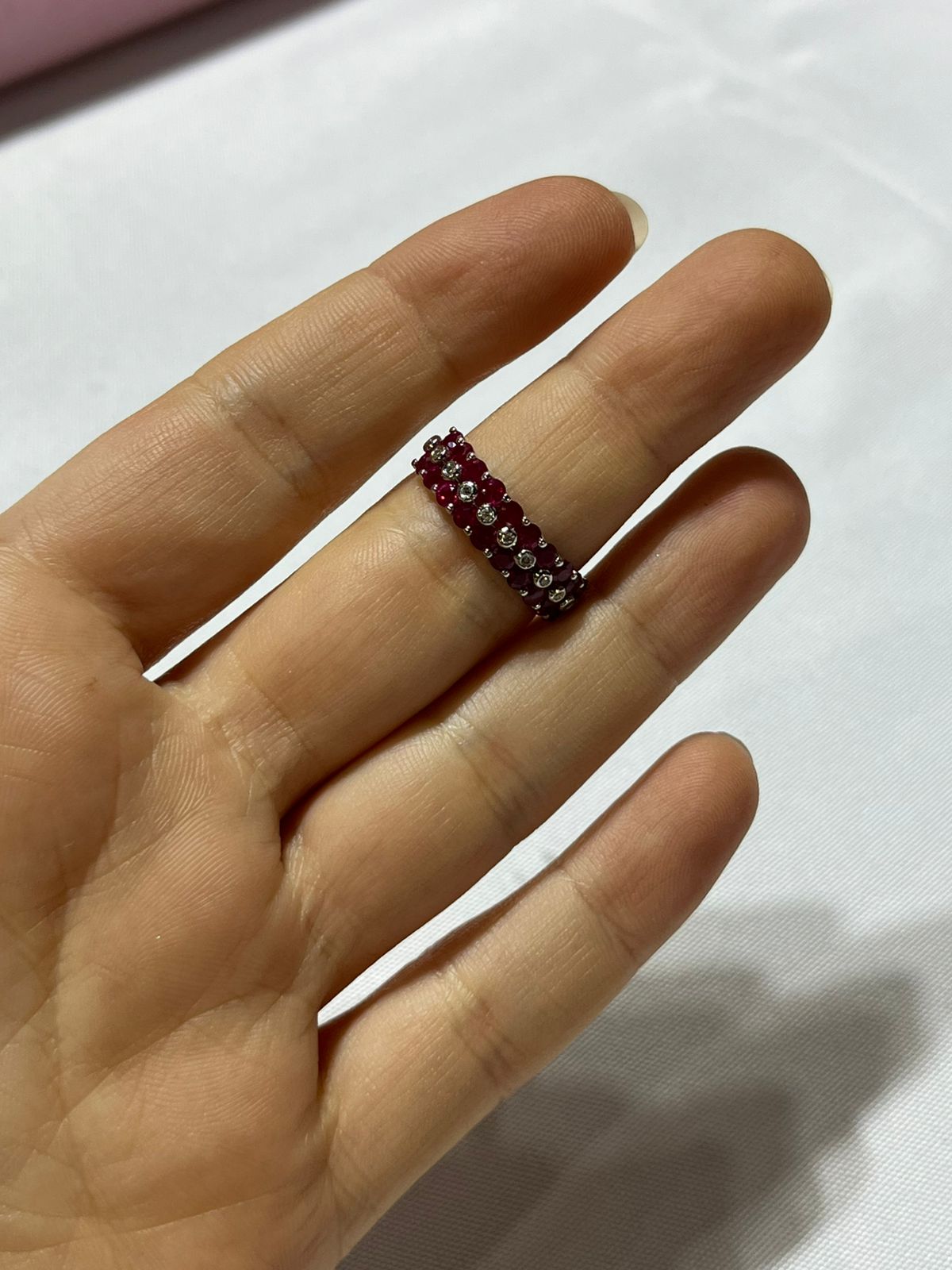 Anillo de Oro Blanco 14K con Diamante y Rubí