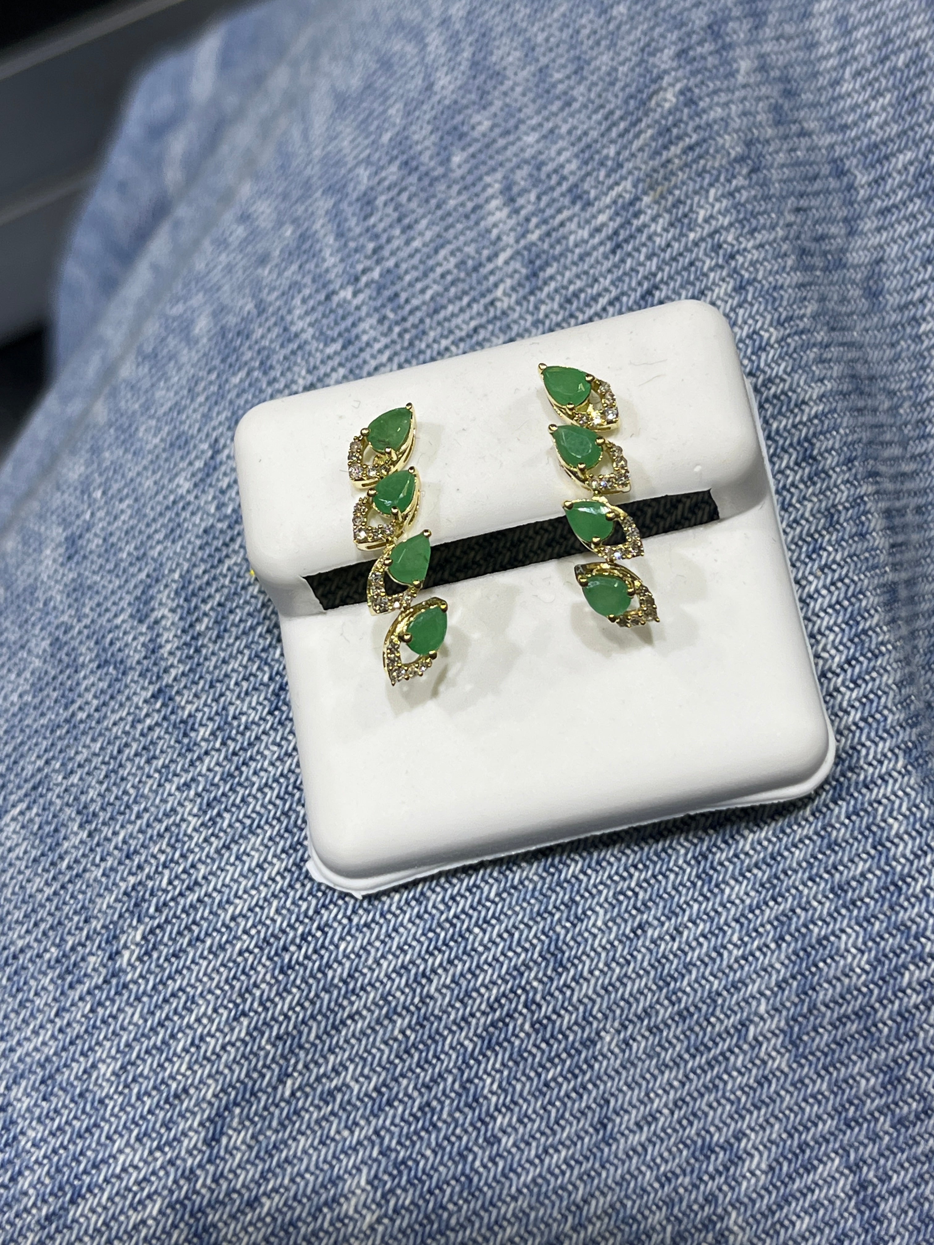 Aretes de Oro Amarillo 14K con Diamante y Esmeralda