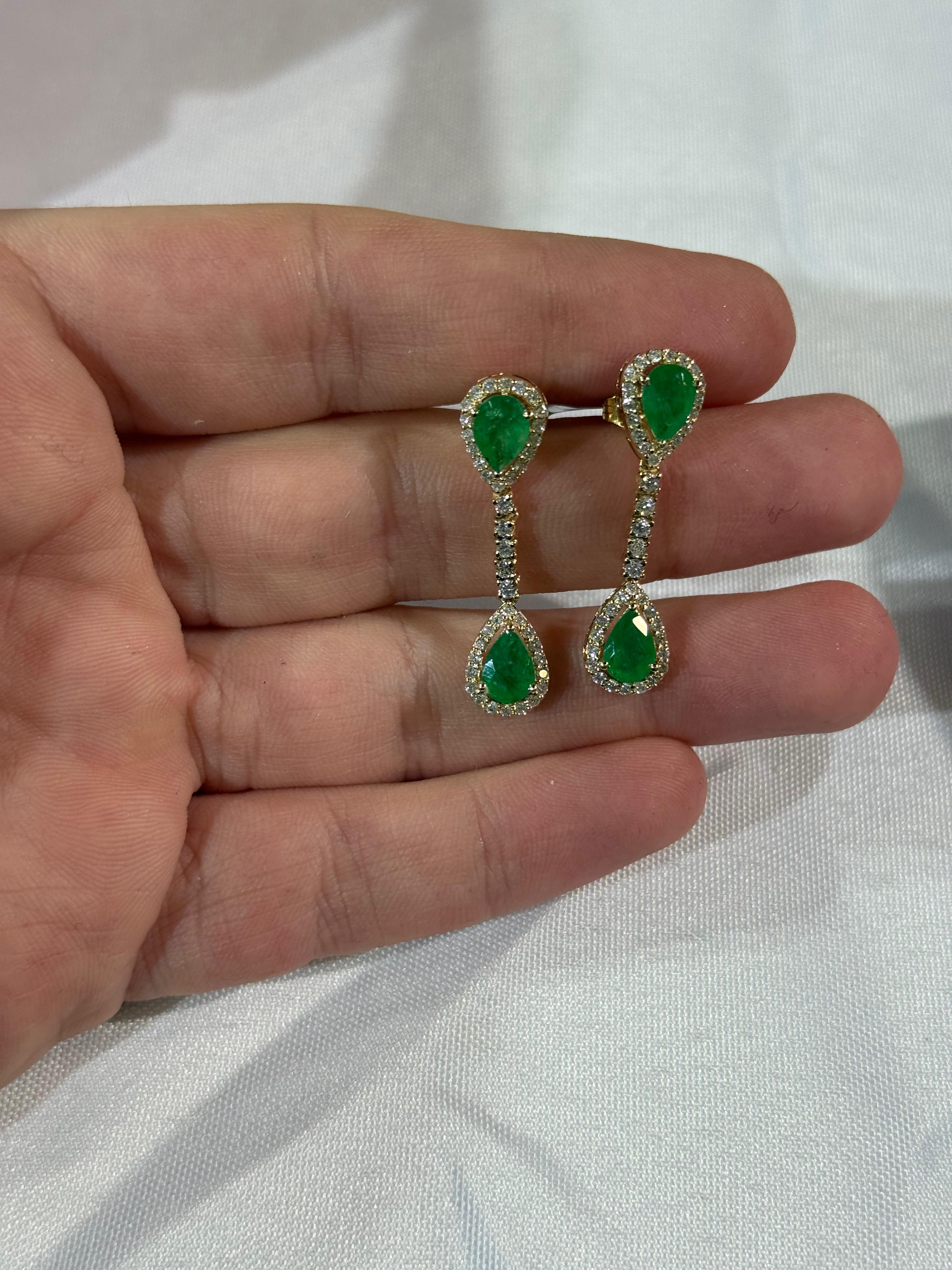 Aretes de Oro Amarillo 14K con Diamante y Esmeralda